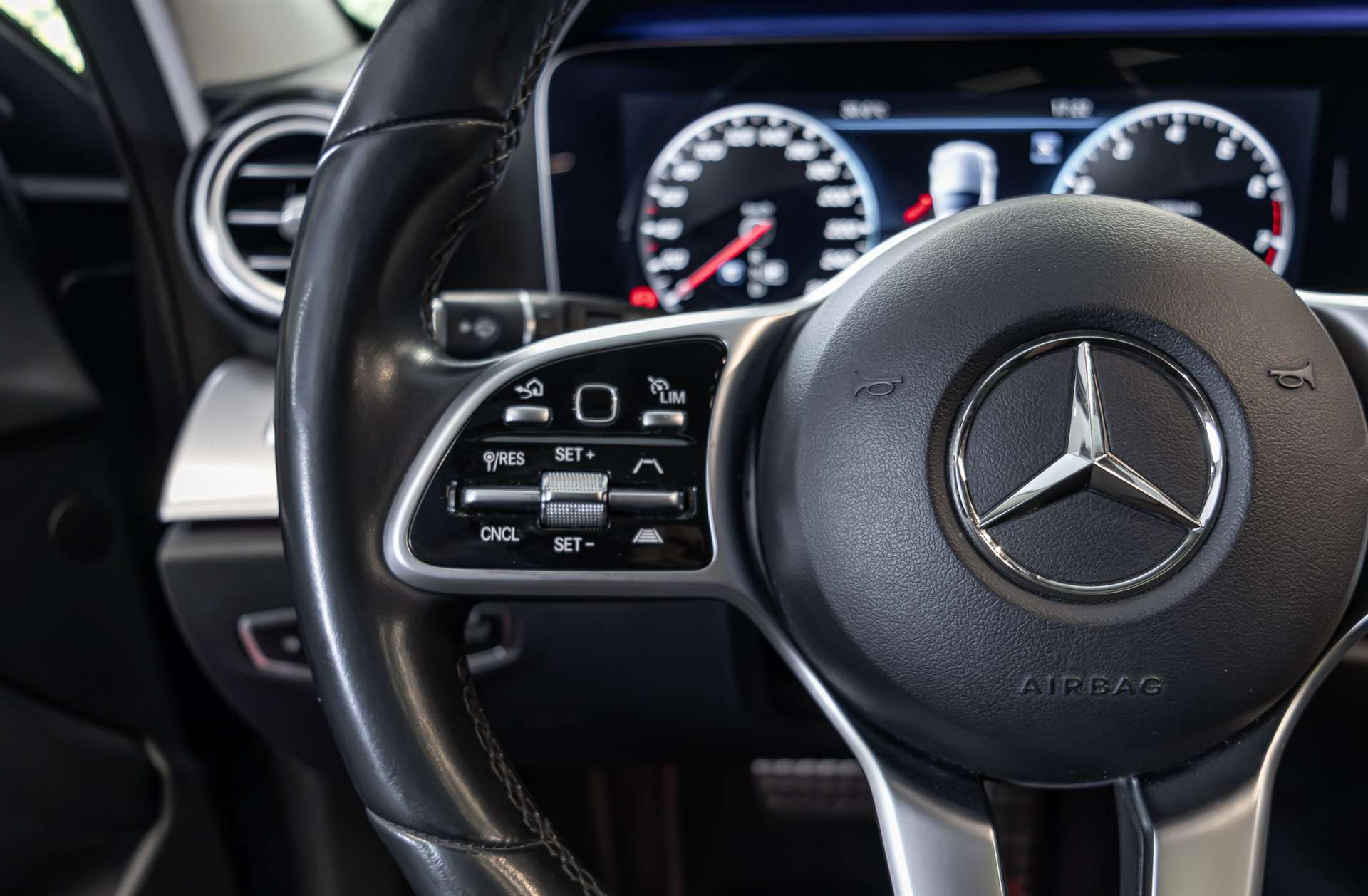 MERCEDES-BENZ E 200 Avantgarde 4 Matic 9G-Tronic-image-7