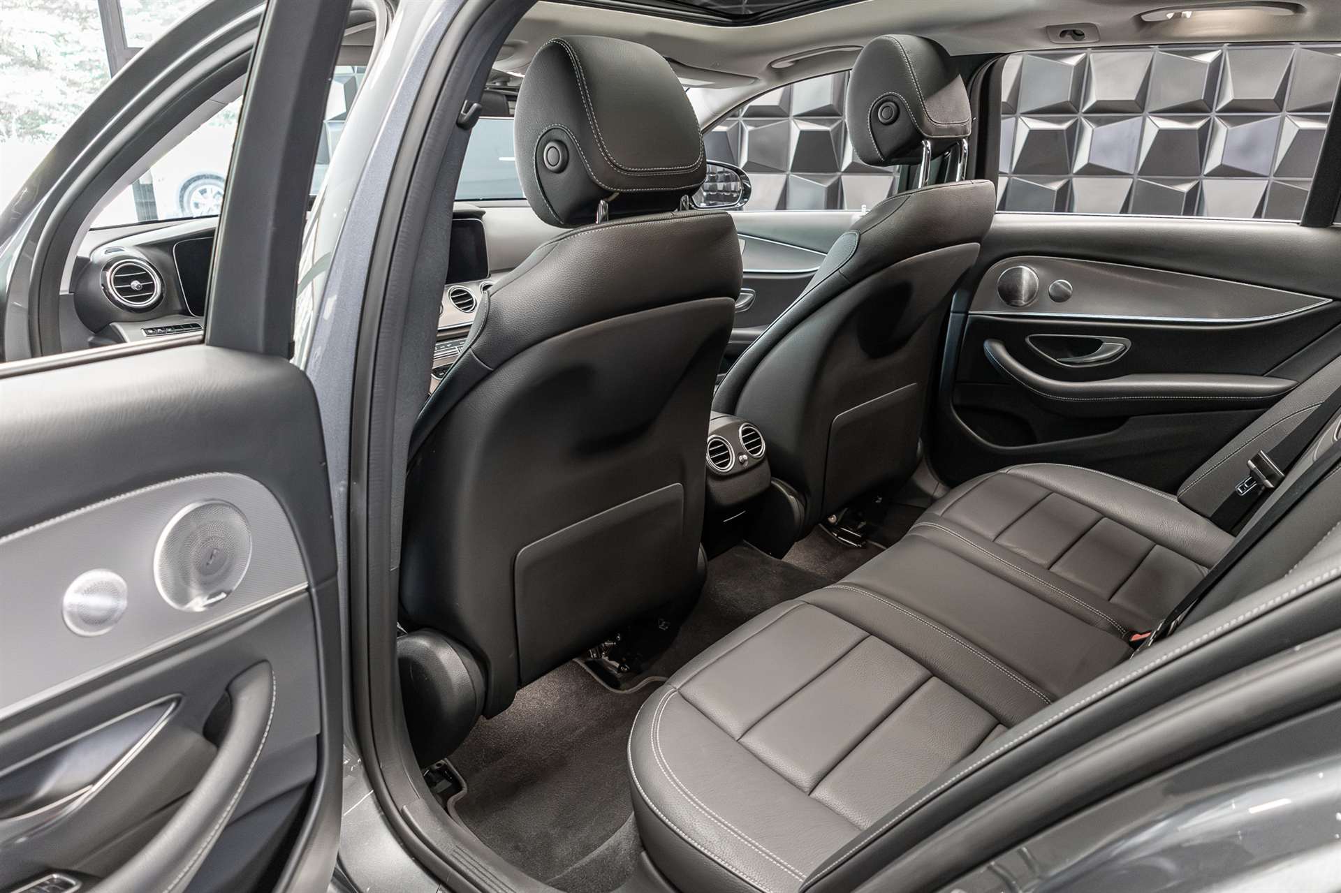 MERCEDES-BENZ E 200 Avantgarde 4 Matic 9G-Tronic-image-21