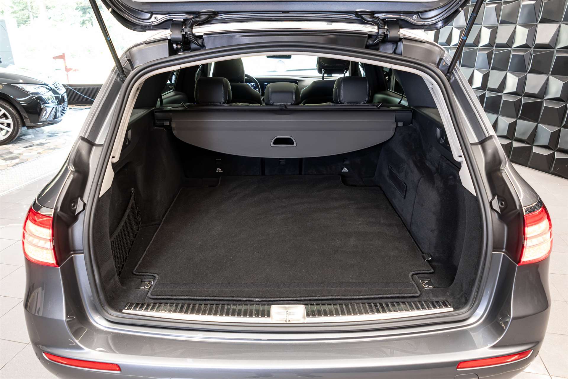 MERCEDES-BENZ E 200 Avantgarde 4 Matic 9G-Tronic-image-23
