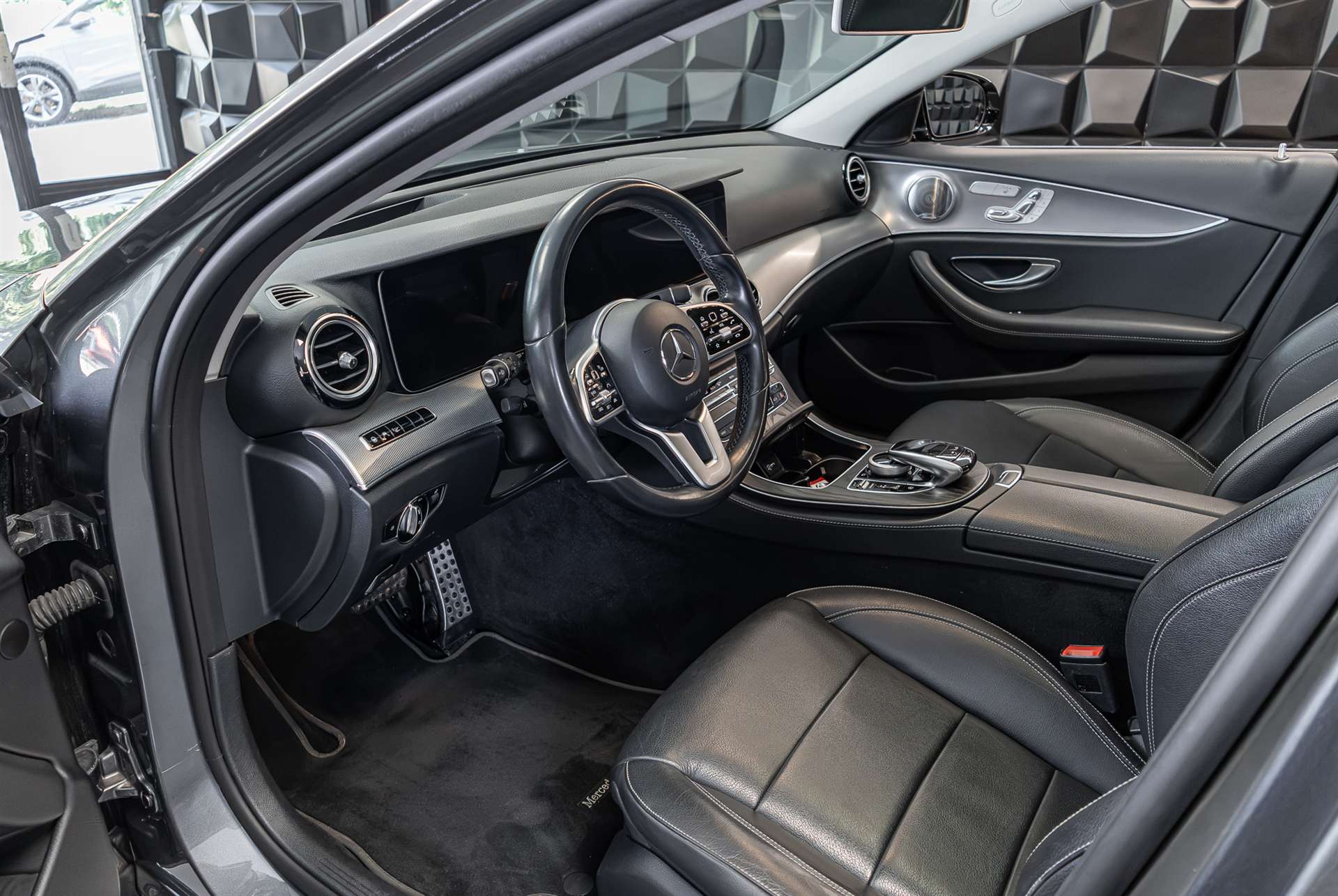 MERCEDES-BENZ E 200 Avantgarde 4 Matic 9G-Tronic-image-10