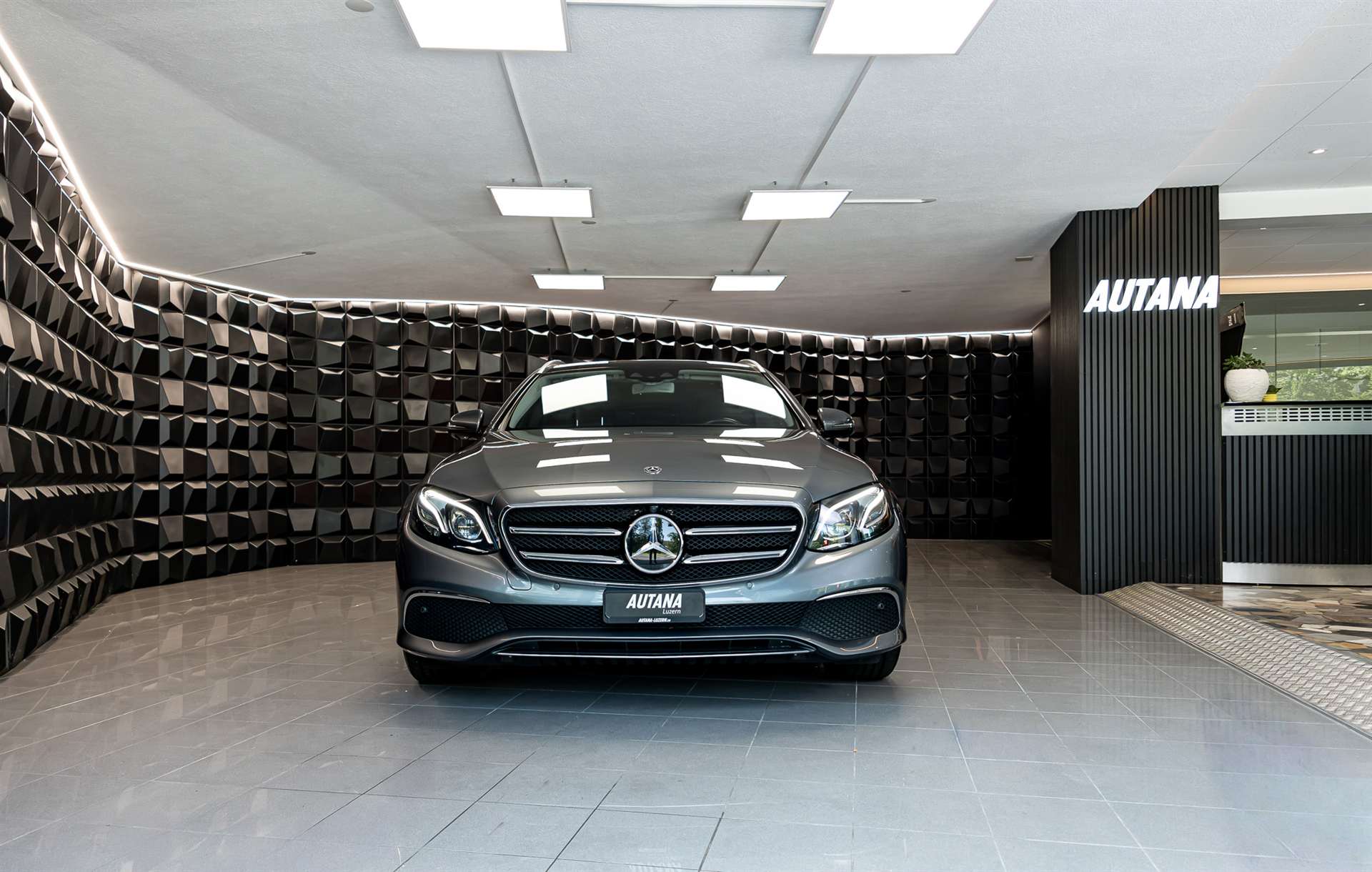 MERCEDES-BENZ E 200 Avantgarde 4 Matic 9G-Tronic-showroom-element-3