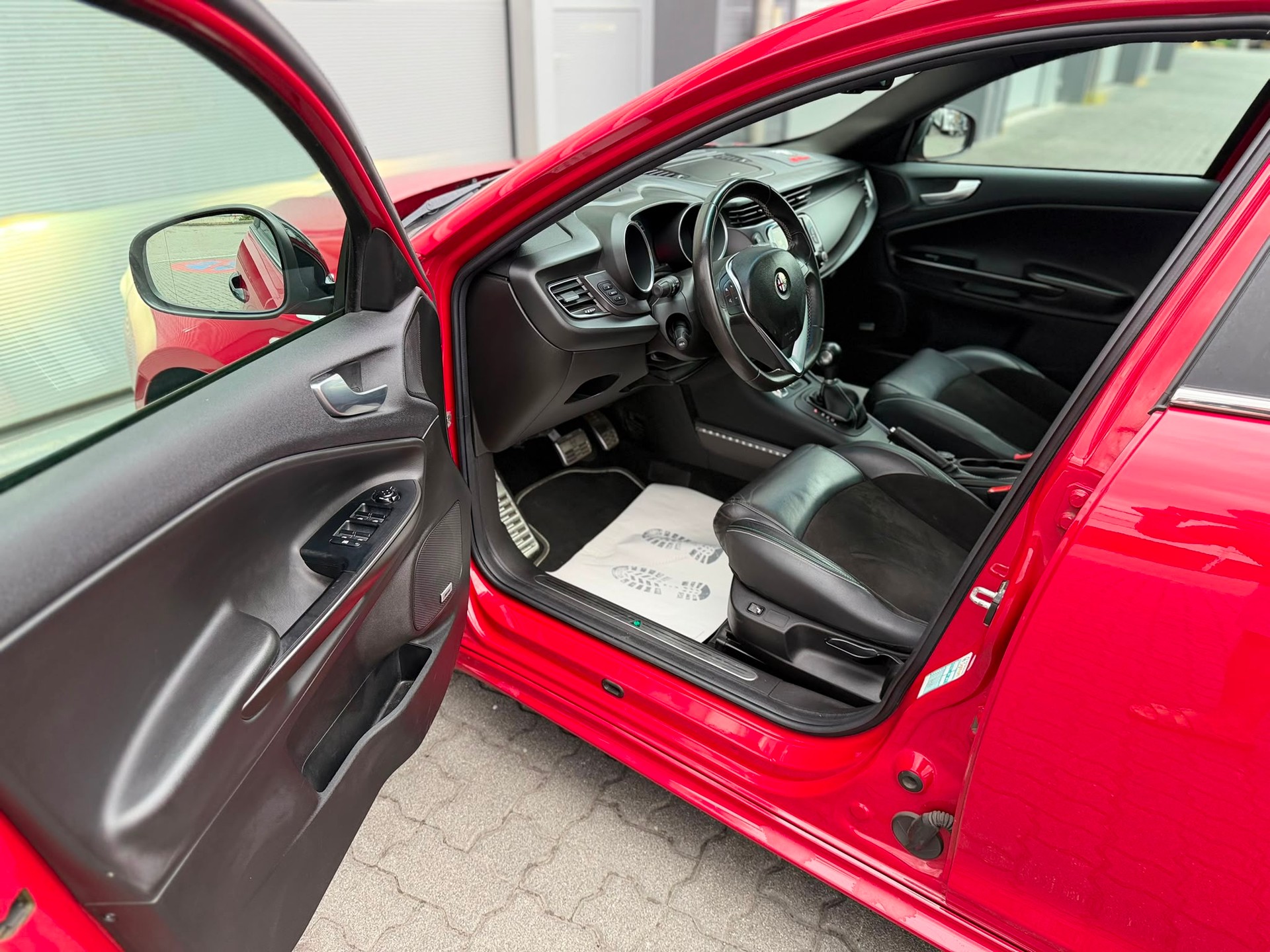 ALFA ROMEO Giulietta 1750 TBi Quadrifoglio Verde TCT-image-13