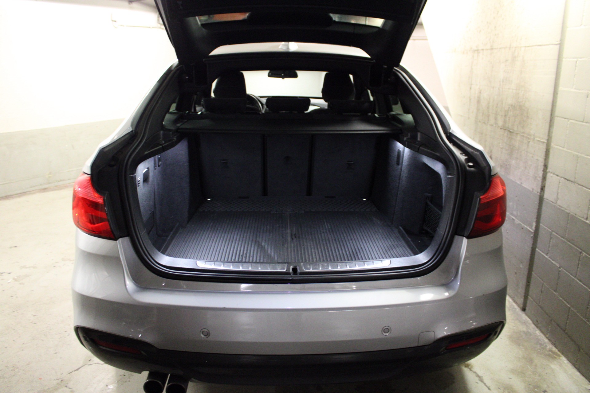 BMW 330i xDrive-image-4