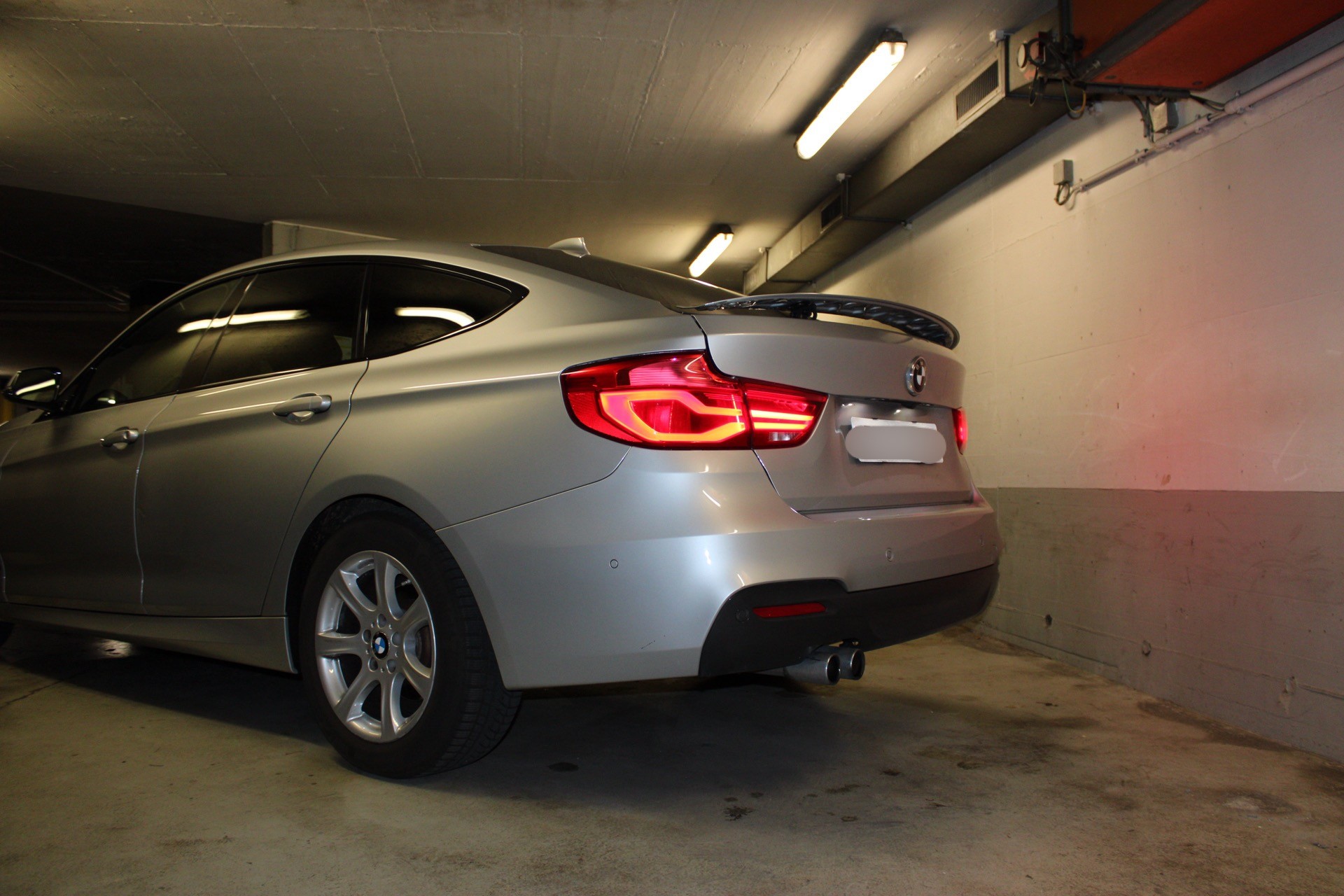 BMW 330i xDrive-image-1