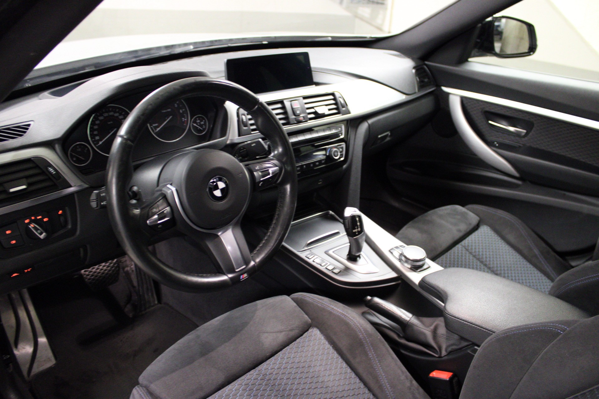 BMW 330i xDrive-image-2