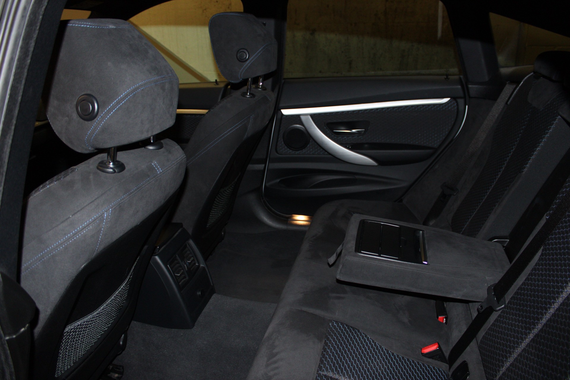 BMW 330i xDrive-image-3