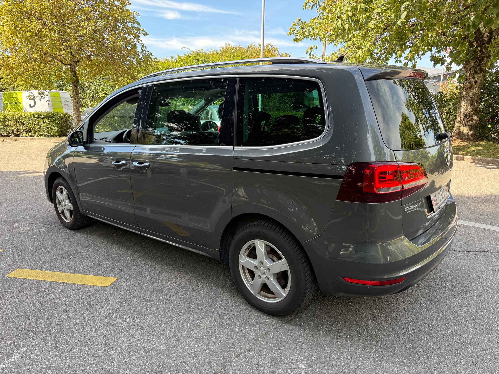 VW Sharan 2.0 TDI BMT Highline DSG -7 Places-image-3