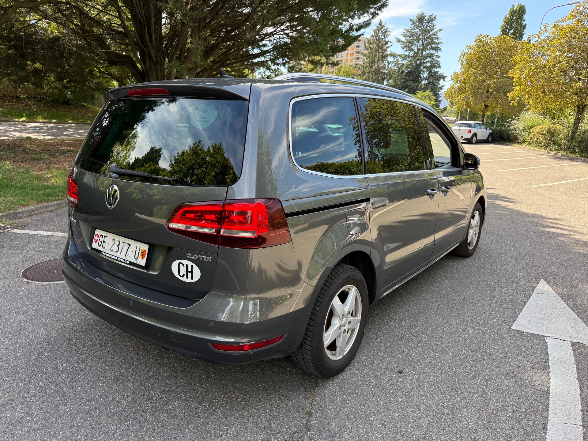 VW Sharan 2.0 TDI BMT Highline DSG -7 Places-image-25