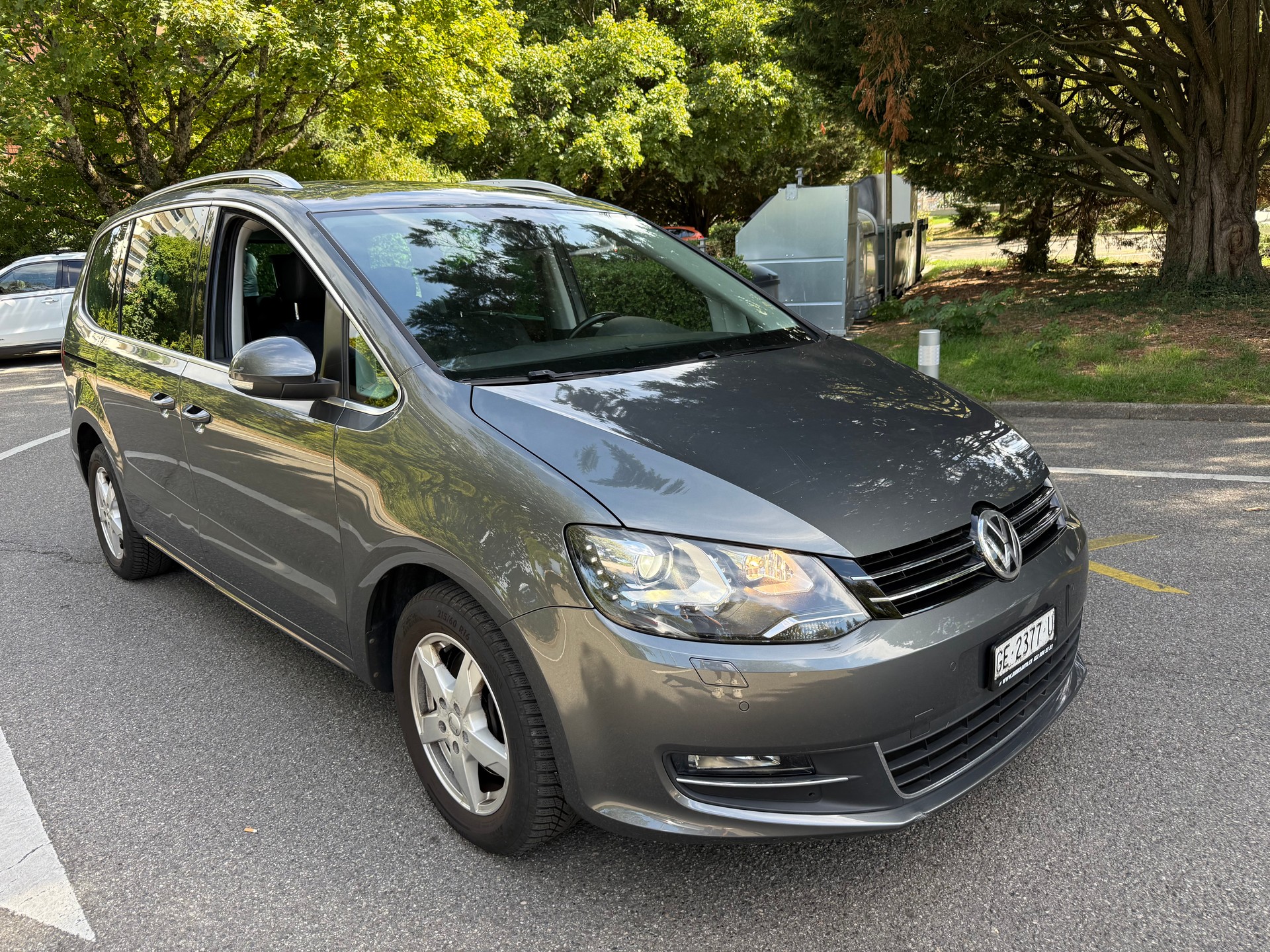 VW Sharan 2.0 TDI BMT Highline DSG -7 Places-image-0
