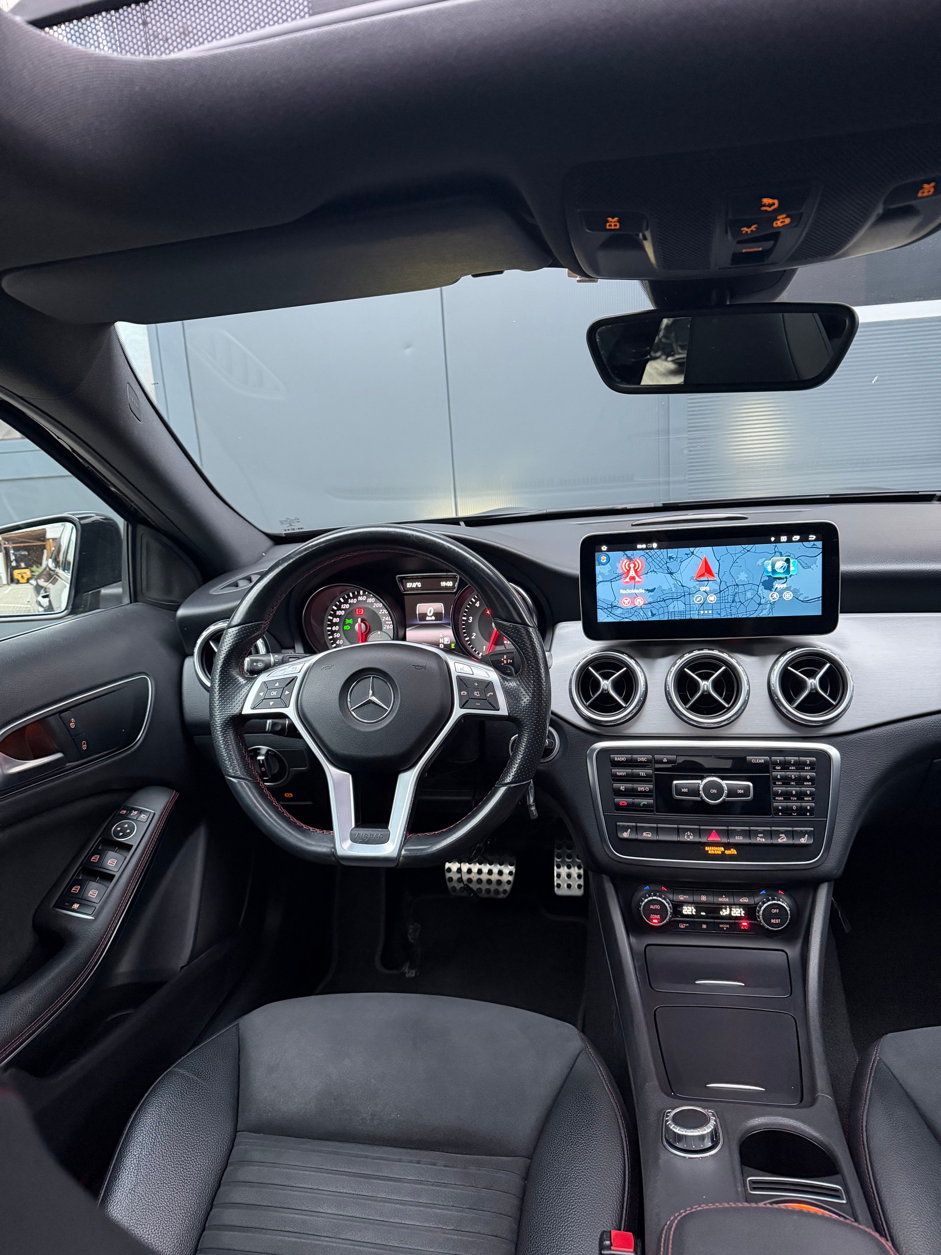 MERCEDES-BENZ GLA 250 AMG Line 4Matic 7G-DCT-image-9