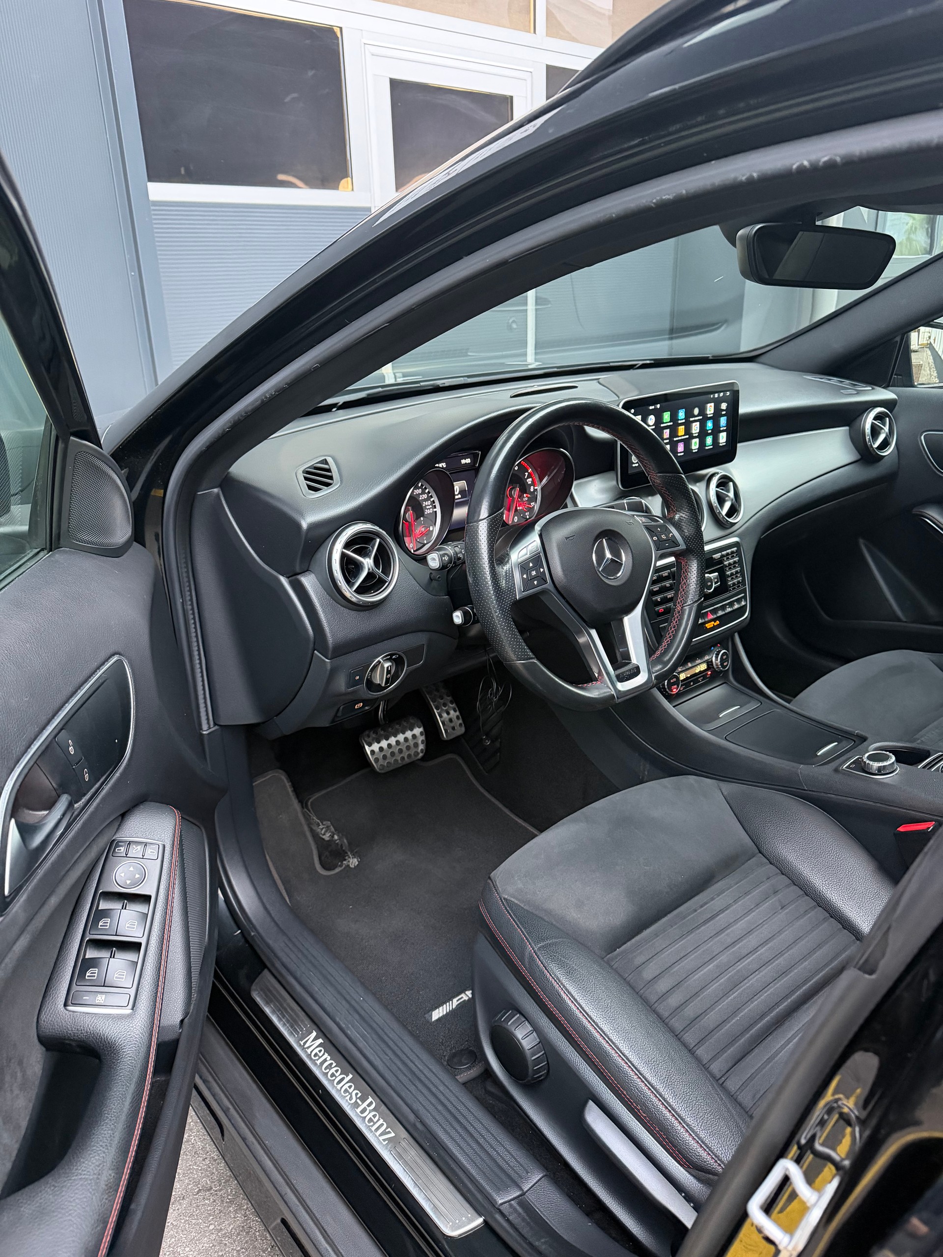 MERCEDES-BENZ GLA 250 AMG Line 4Matic 7G-DCT-image-12
