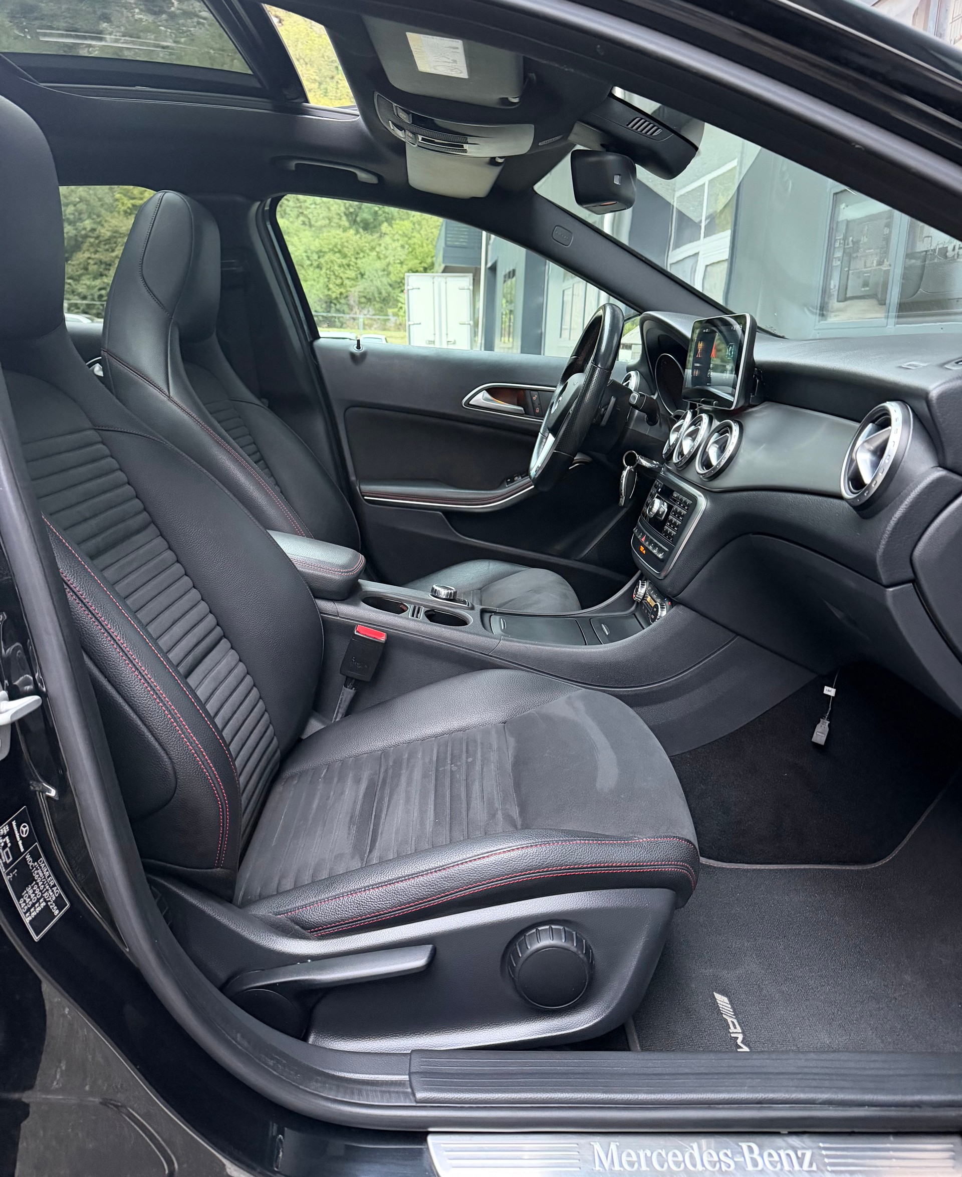 MERCEDES-BENZ GLA 250 AMG Line 4Matic 7G-DCT-image-10