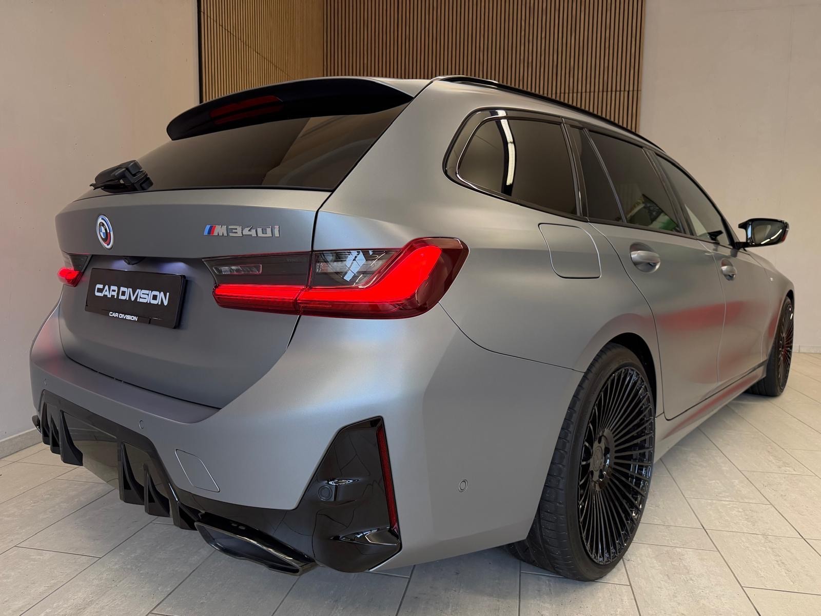 BMW M340i xDrive 48V Touring Steptronic M Sport Pro INDIVIDUAL FROZEN PURE GREY-image-11