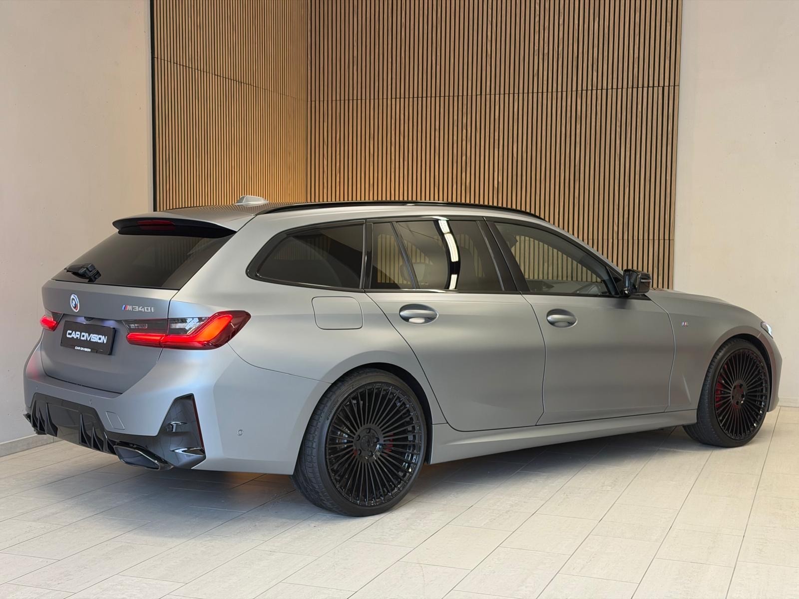 BMW M340i xDrive 48V Touring Steptronic M Sport Pro INDIVIDUAL FROZEN PURE GREY-image-6
