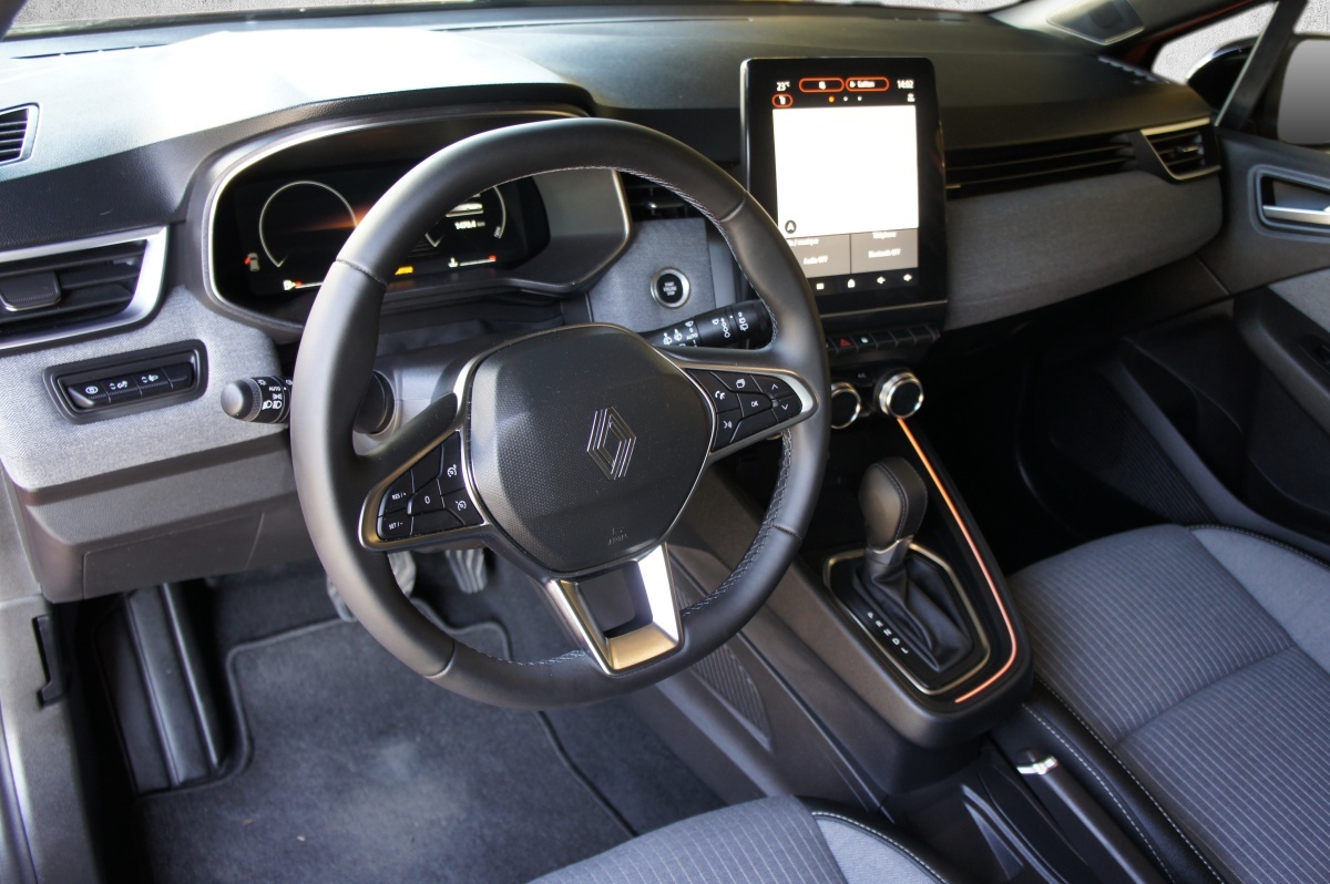 RENAULT Clio 1.0 Techno X-Tronic-image-8