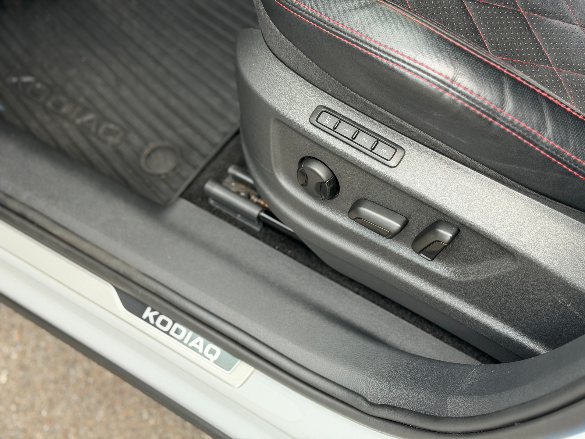 SKODA Kodiaq 2.0 Bi-TDI SCR RS 4x4 DSG-image-15