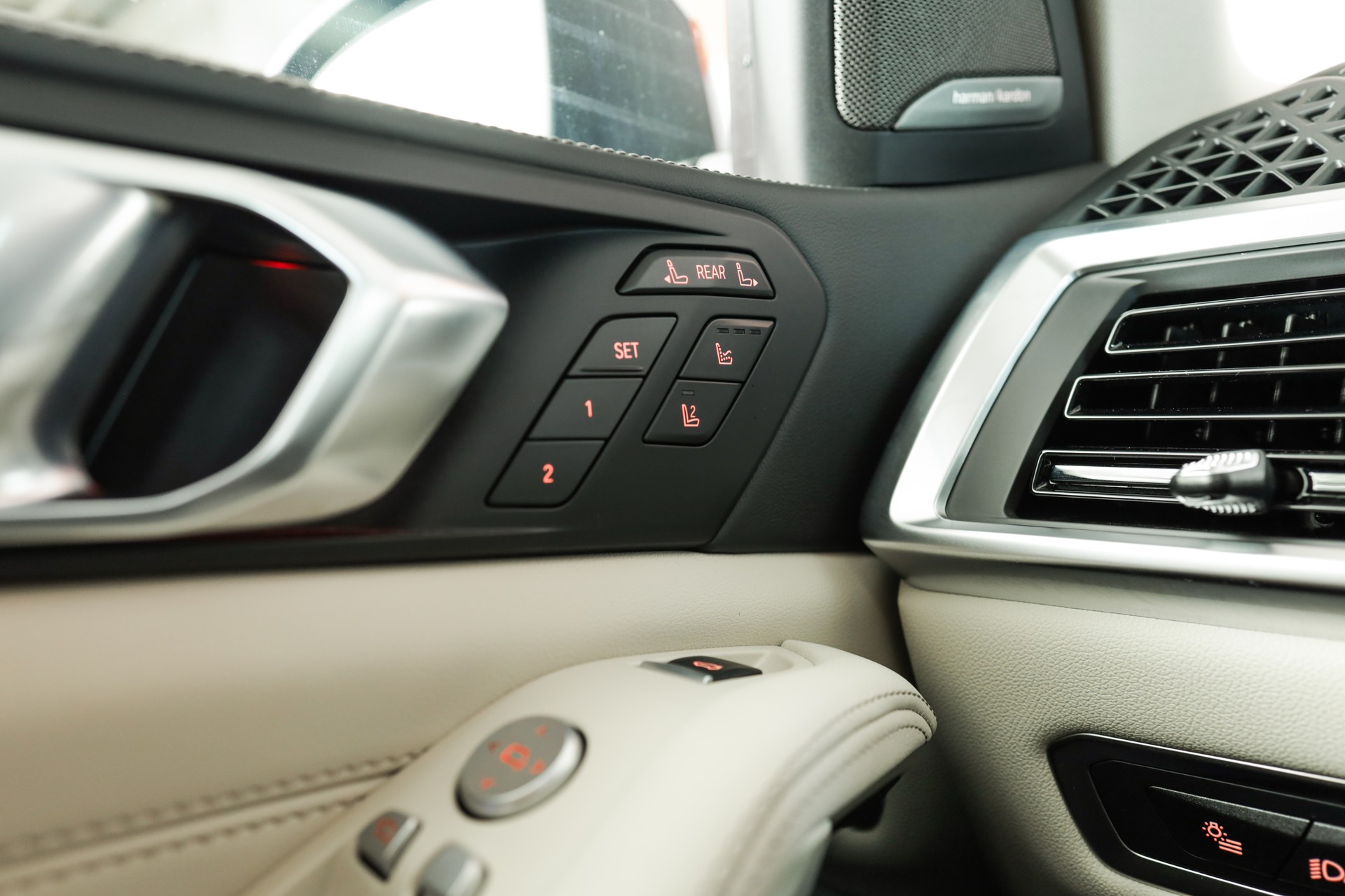 BMW X7 xDrive 48V 40d • Aventurinrot III • Individual Merino Elfenbeinweiss • Véhicule suisse-image-19