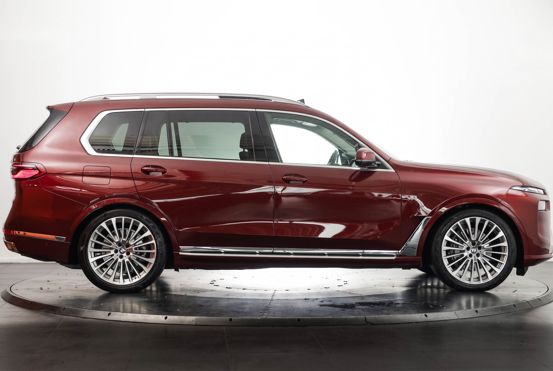 BMW X7 xDrive 48V 40d • Aventurinrot III • Individual Merino Elfenbeinweiss • Véhicule suisse-image-5