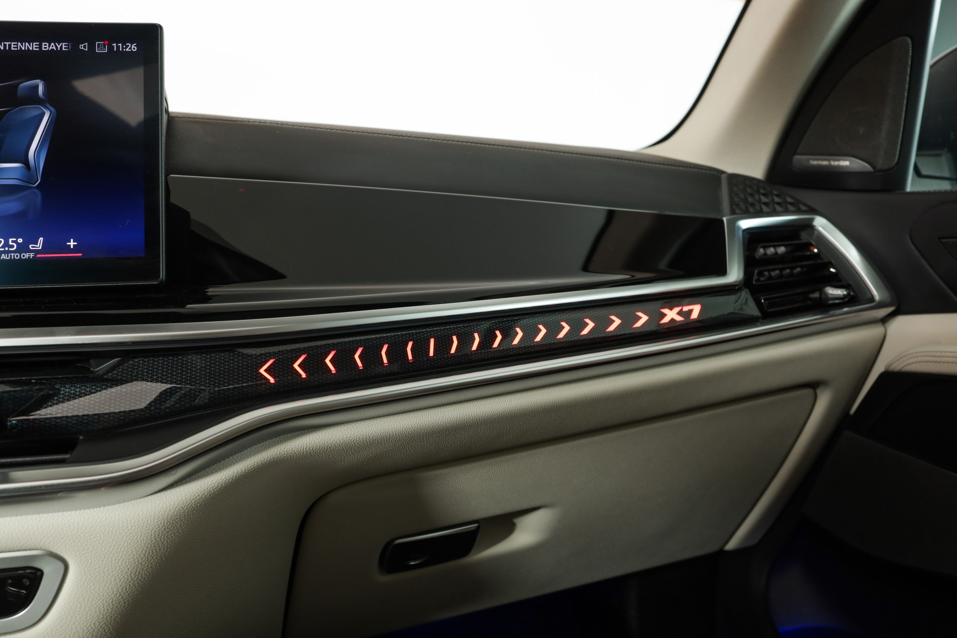 BMW X7 xDrive 48V 40d • Aventurinrot III • Individual Merino Elfenbeinweiss • Véhicule suisse-image-17