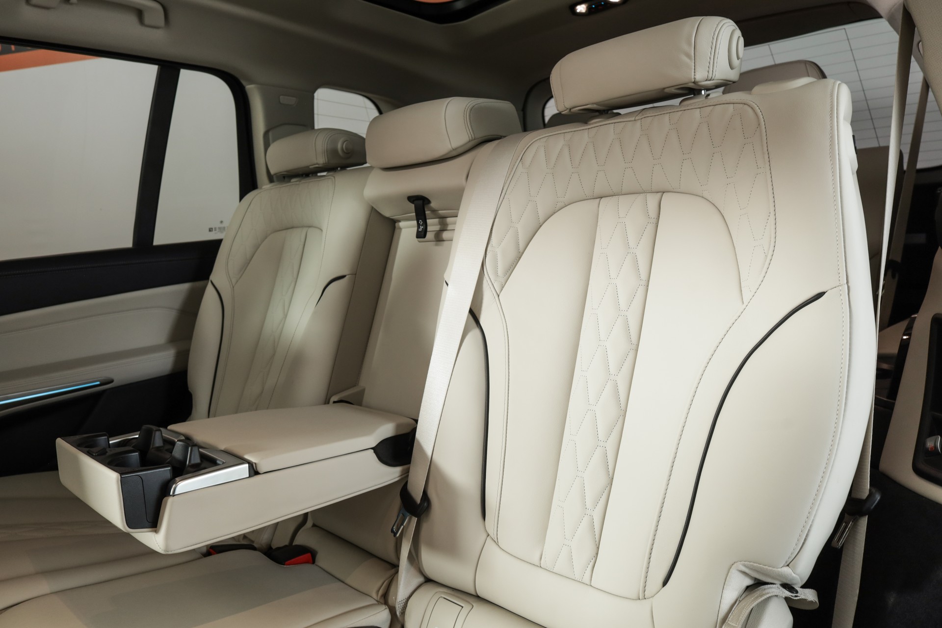 BMW X7 xDrive 48V 40d • Aventurinrot III • Individual Merino Elfenbeinweiss • Véhicule suisse-image-11
