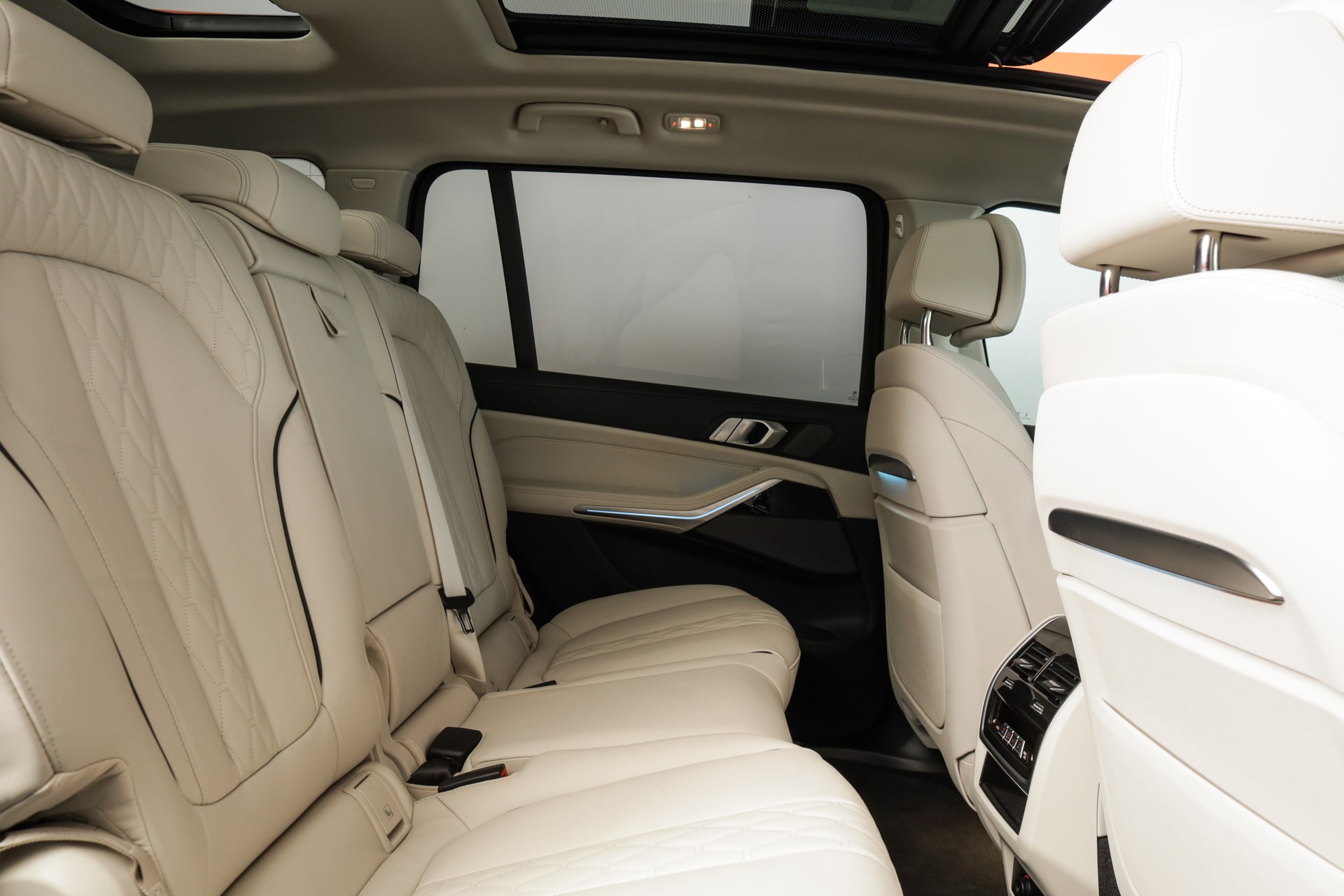 BMW X7 xDrive 48V 40d • Aventurinrot III • Individual Merino Elfenbeinweiss • Véhicule suisse-image-14
