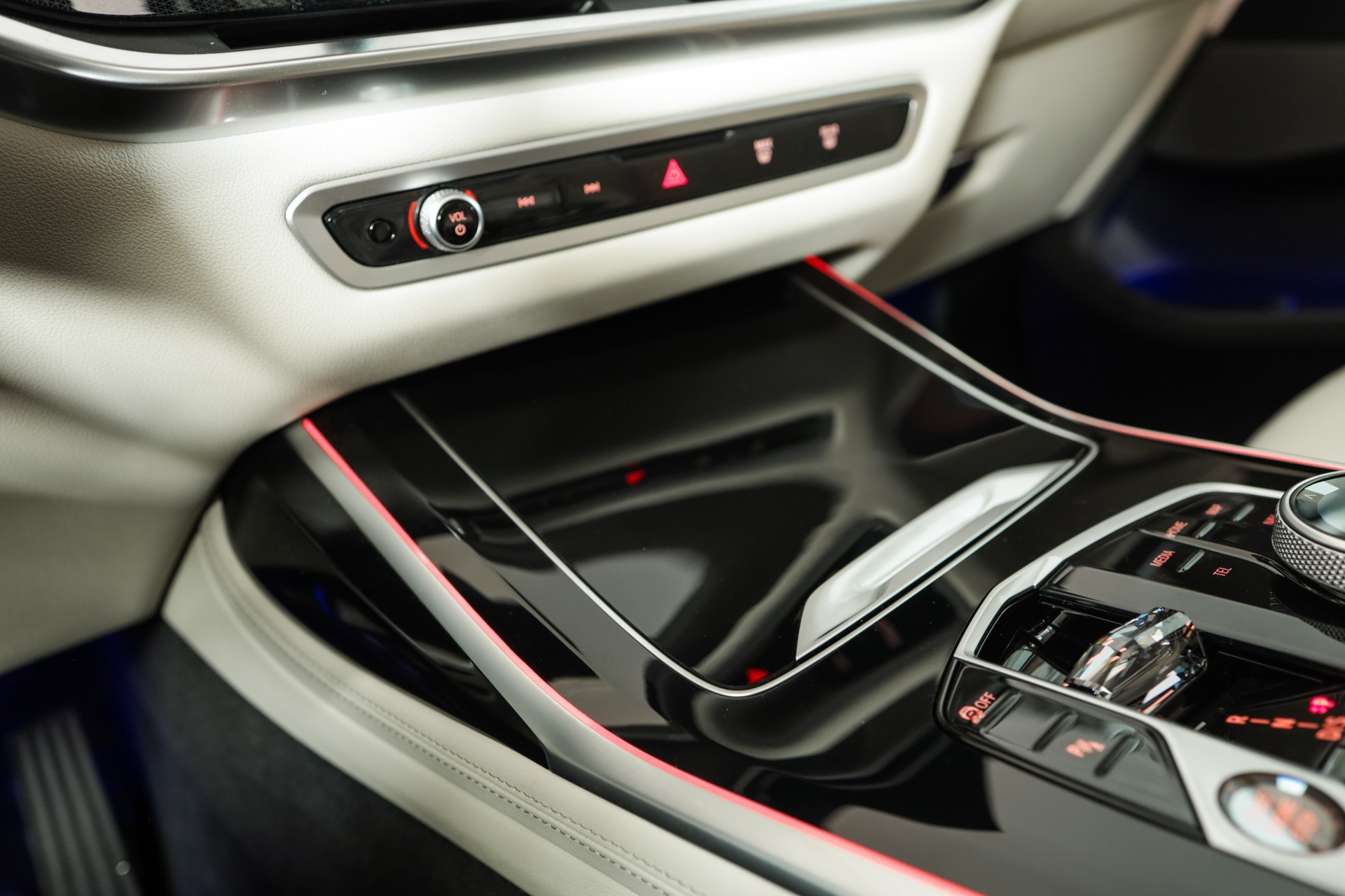 BMW X7 xDrive 48V 40d • Aventurinrot III • Individual Merino Elfenbeinweiss • Véhicule suisse-image-28