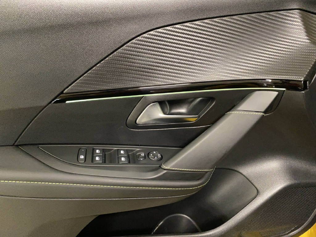 PEUGEOT 208 1.2 PureTech 100 PS GT Line-image-11