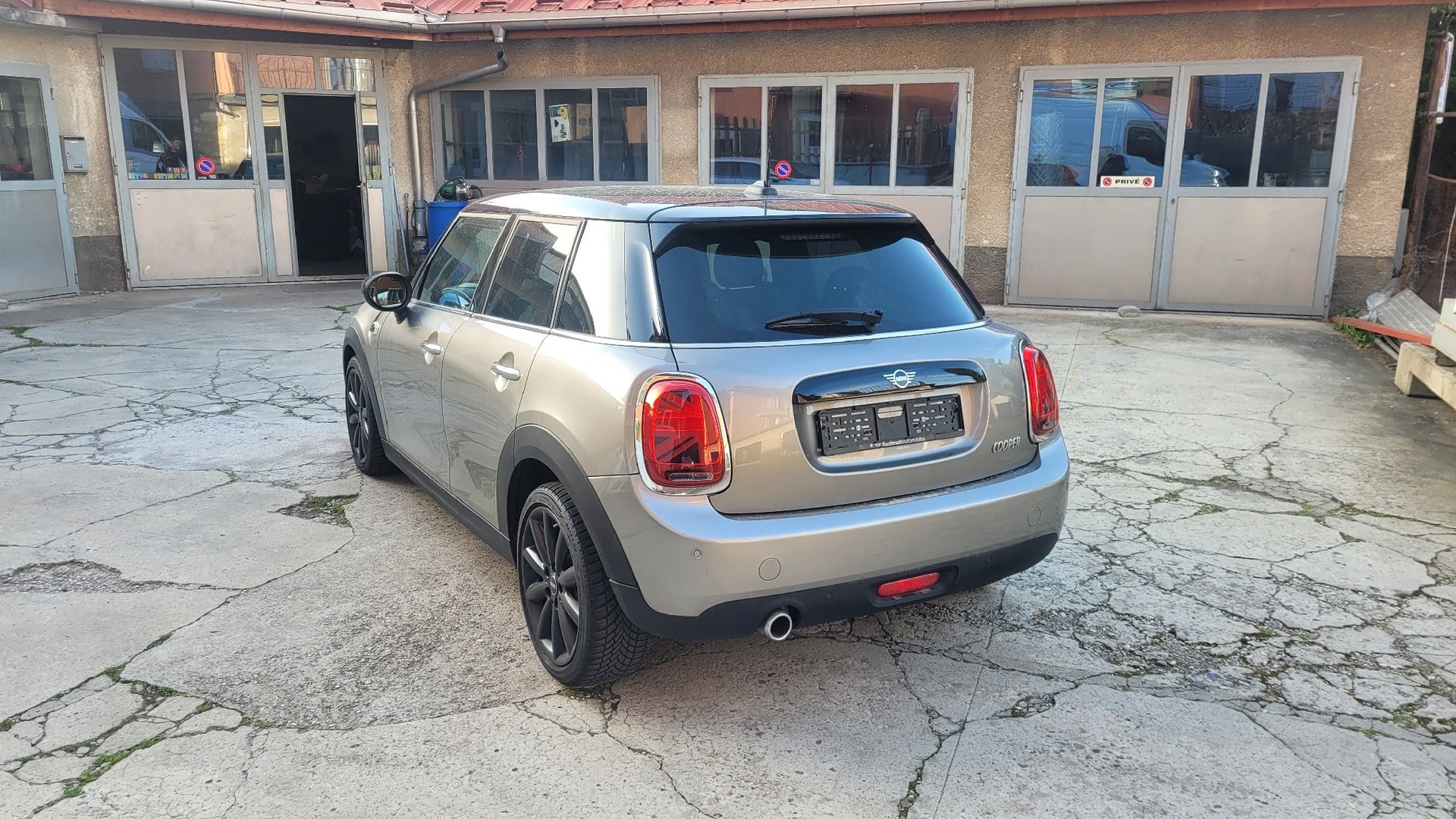 MINI Mini Cooper Steptronic DKG-image-3