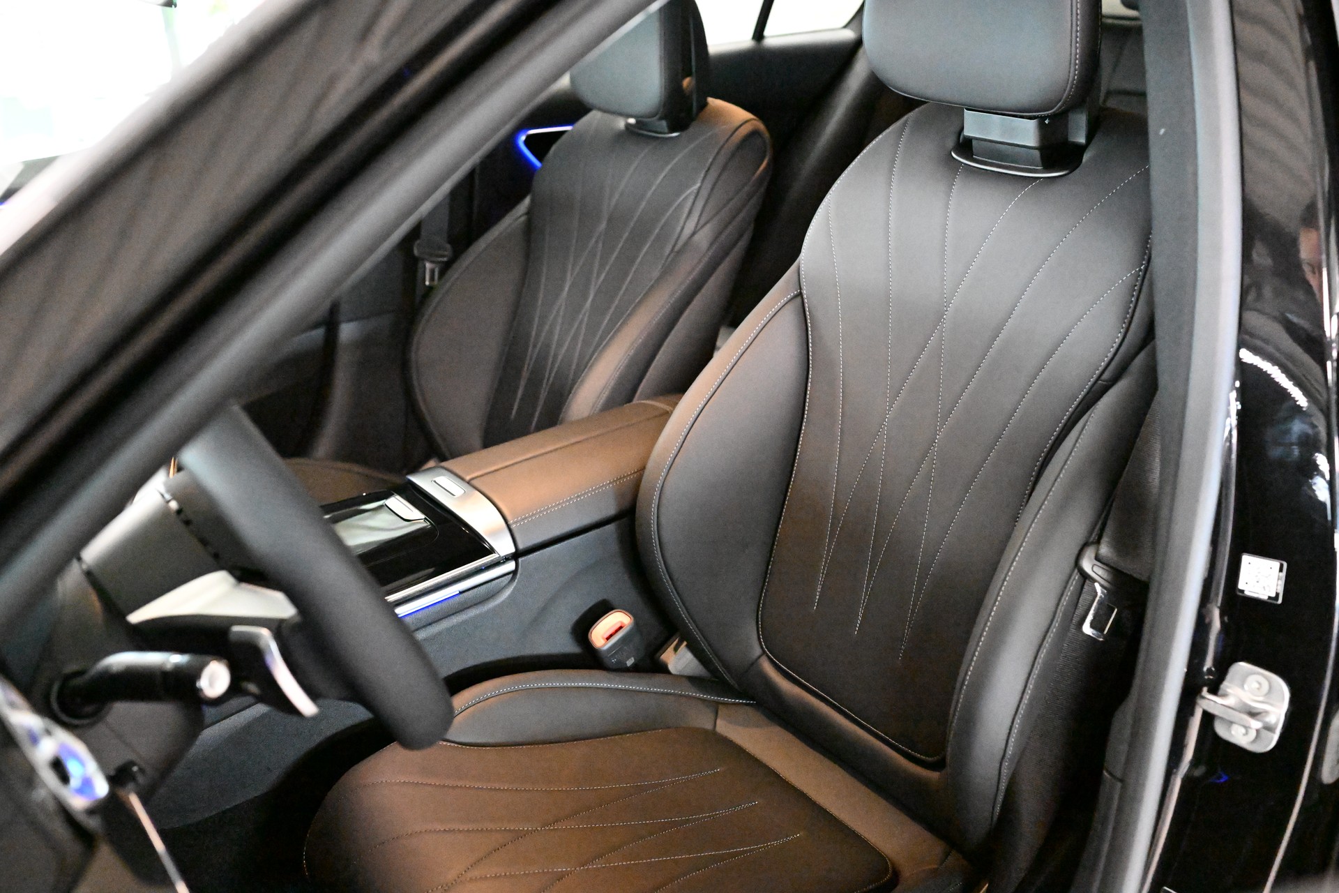 MERCEDES-BENZ C 200 4Matic AMG Line-image-7
