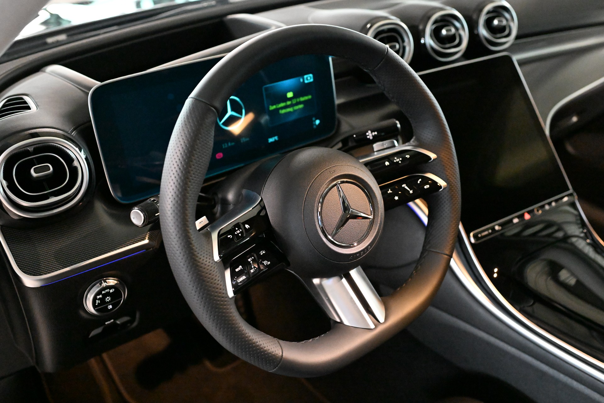 MERCEDES-BENZ C 200 4Matic AMG Line-image-10