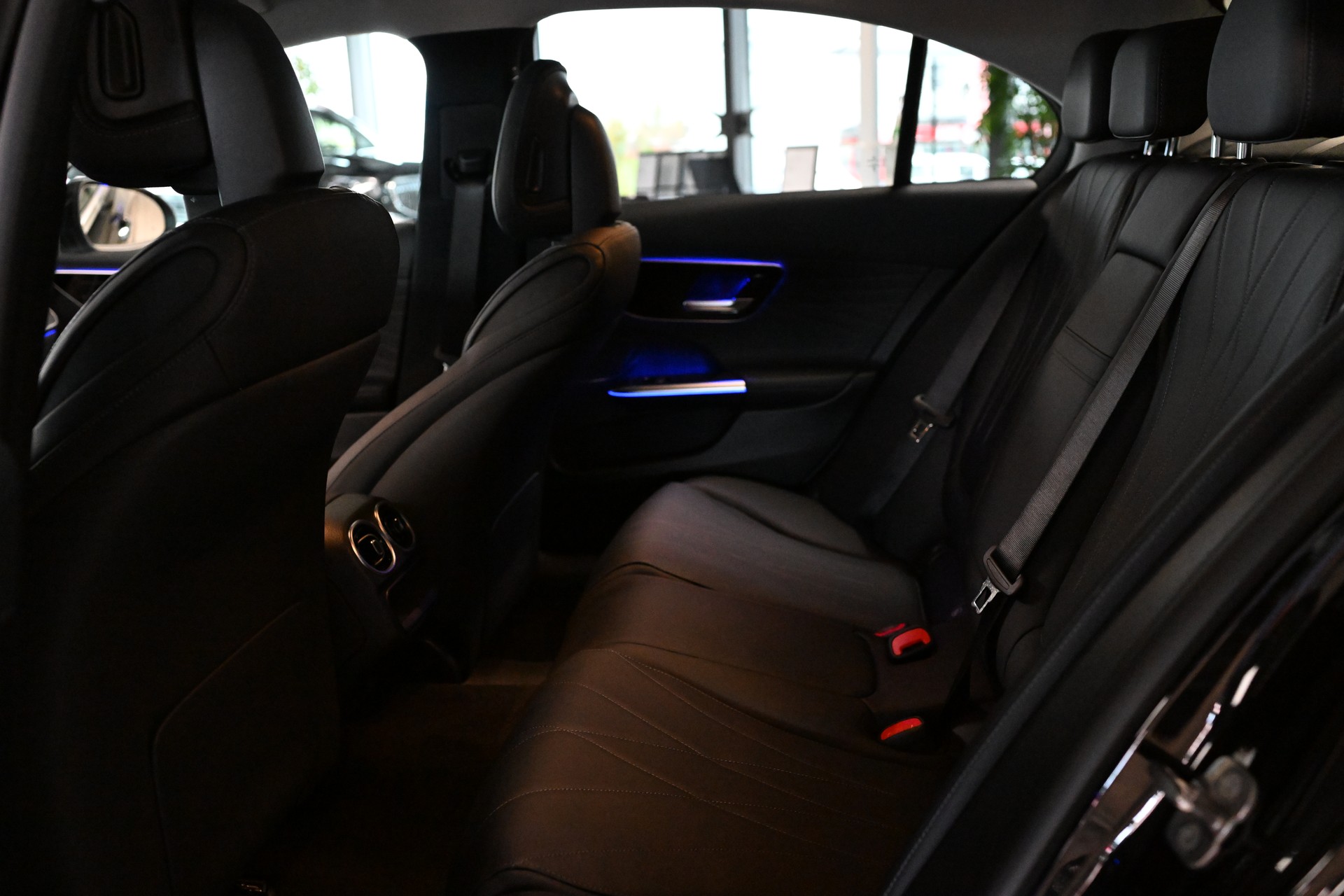 MERCEDES-BENZ C 200 4Matic AMG Line-image-6