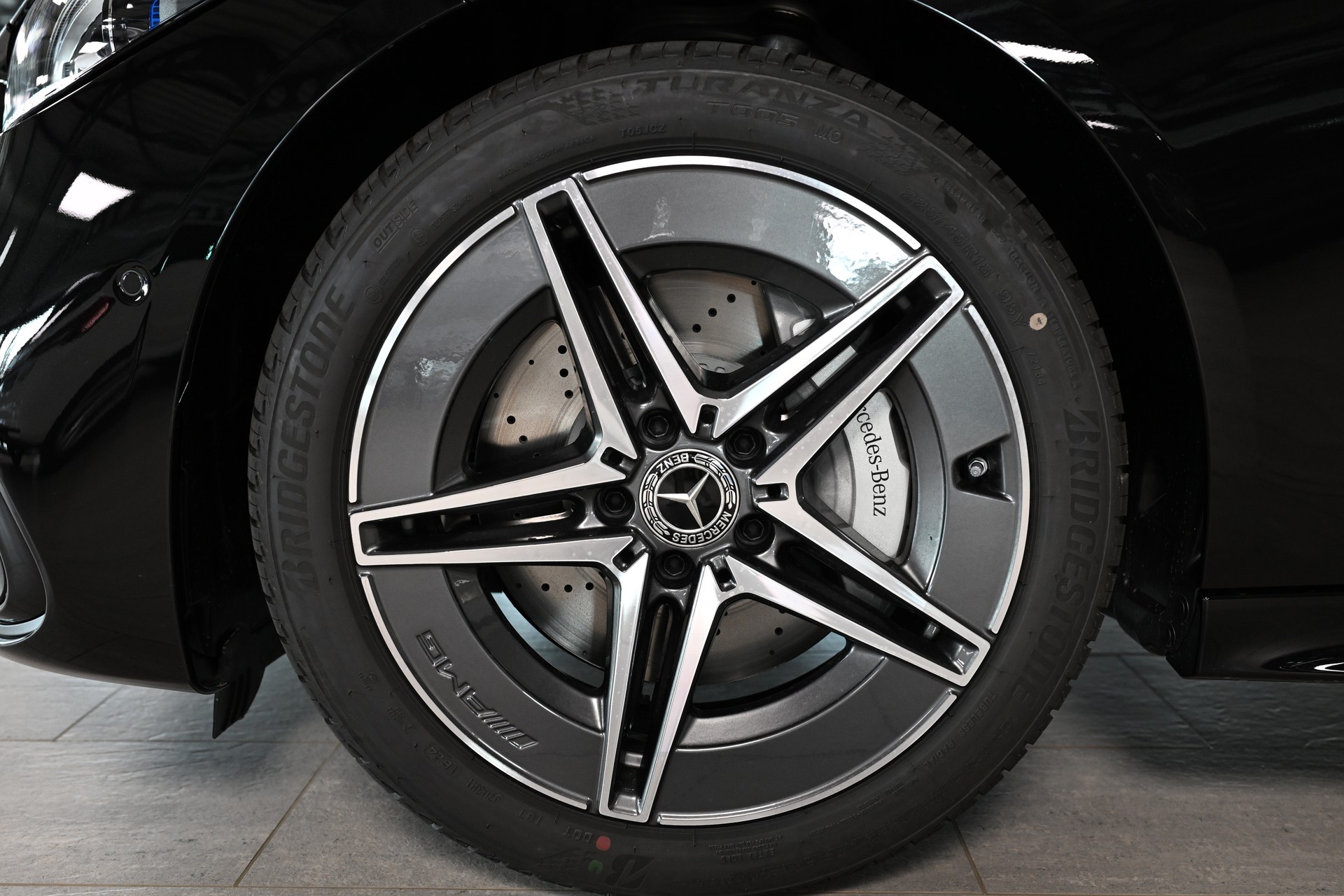 MERCEDES-BENZ C 200 4Matic AMG Line-image-5