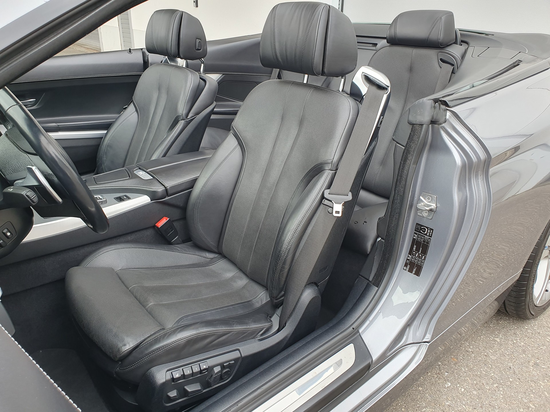 BMW 650i Cabrio-image-4