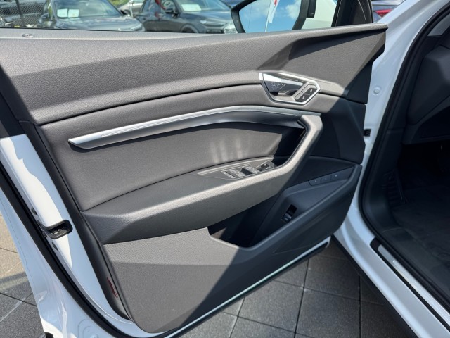 AUDI e-tron 50 Advanced quattro-image-10