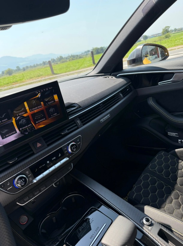 AUDI RS4 Avant 25 year edition quattro tiptronic-image-16