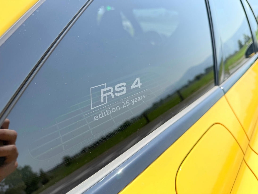 AUDI RS4 Avant 25 year edition quattro tiptronic-image-13
