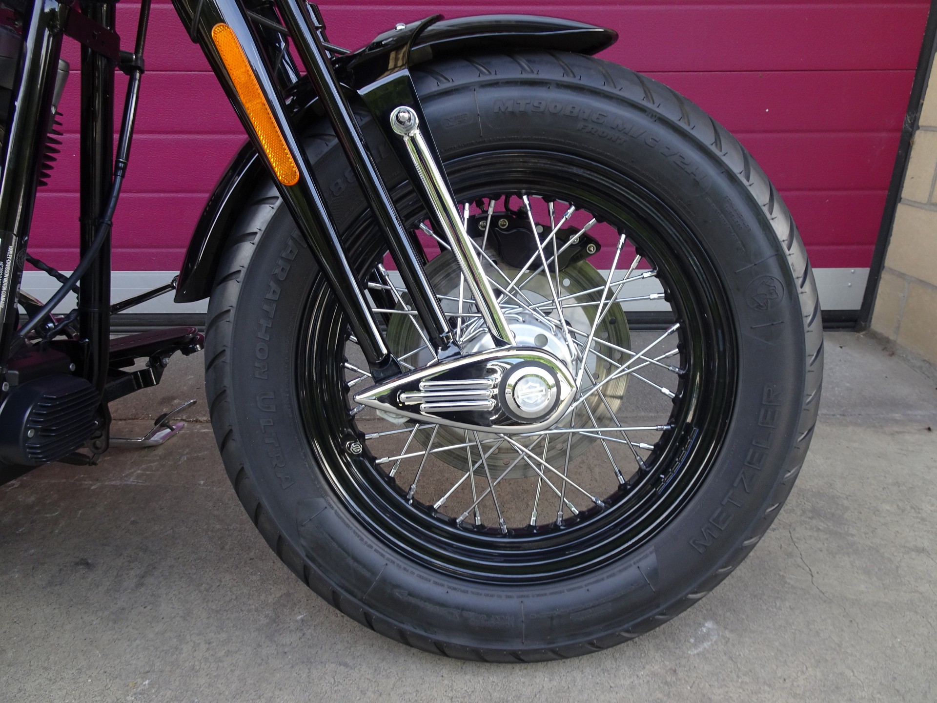 HARLEY-DAVIDSON FLSTSB Cross Bones-showroom-element-1