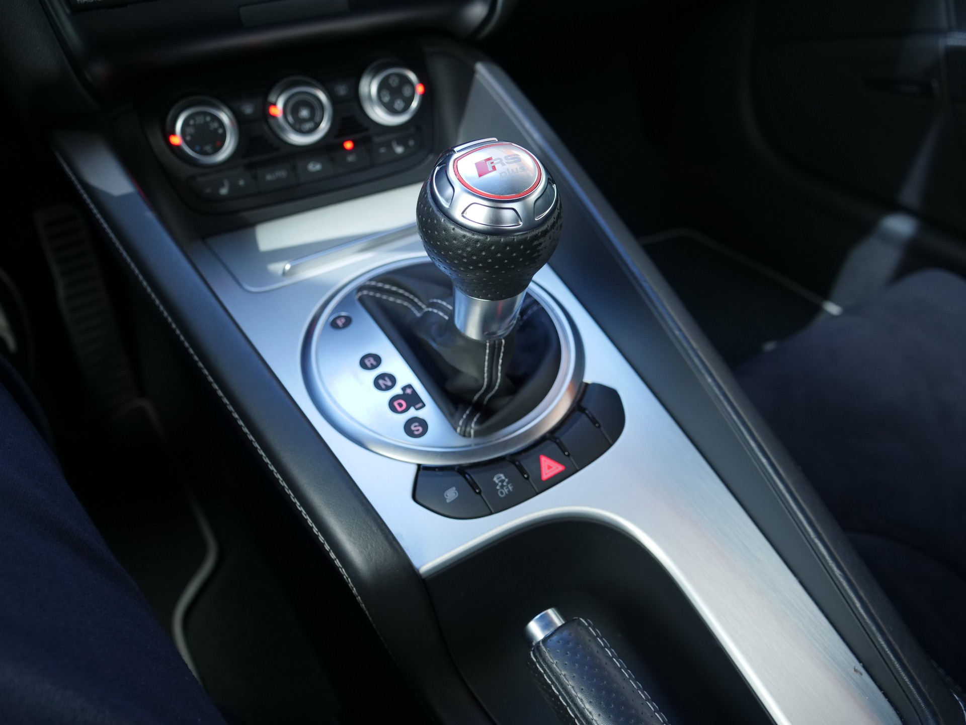 AUDI TT RS PLUS Coupé 2.5 TFSI Quattro S-tronic-image-14