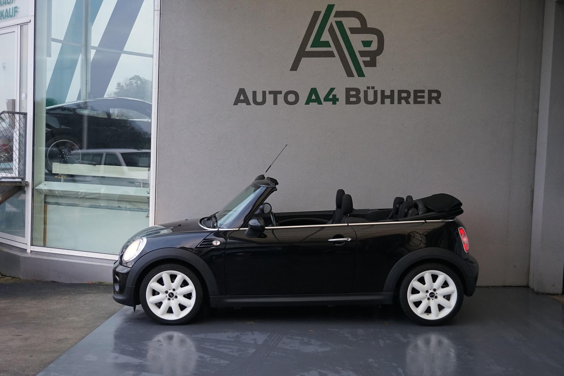 MINI Cooper 1,6i Cabriolet-image-1