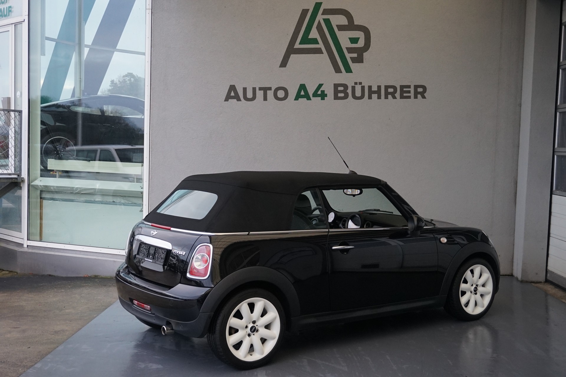 MINI Cooper 1,6i Cabriolet-image-12