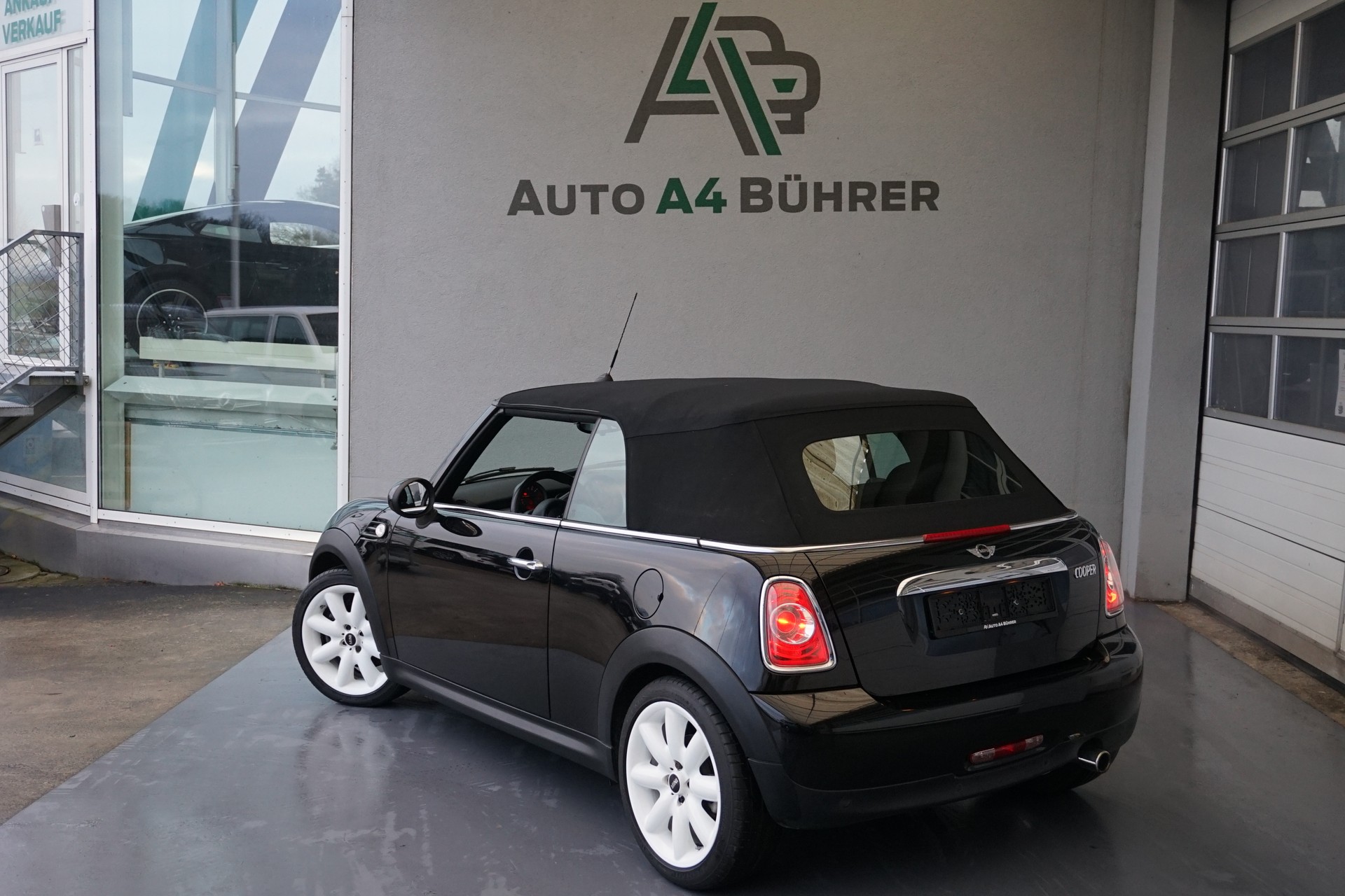 MINI Cooper 1,6i Cabriolet-image-10