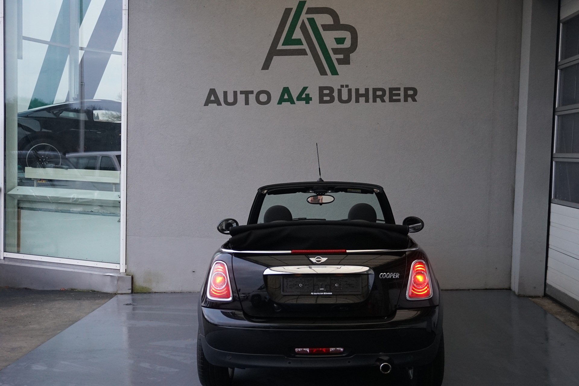MINI Cooper 1,6i Cabriolet-image-15