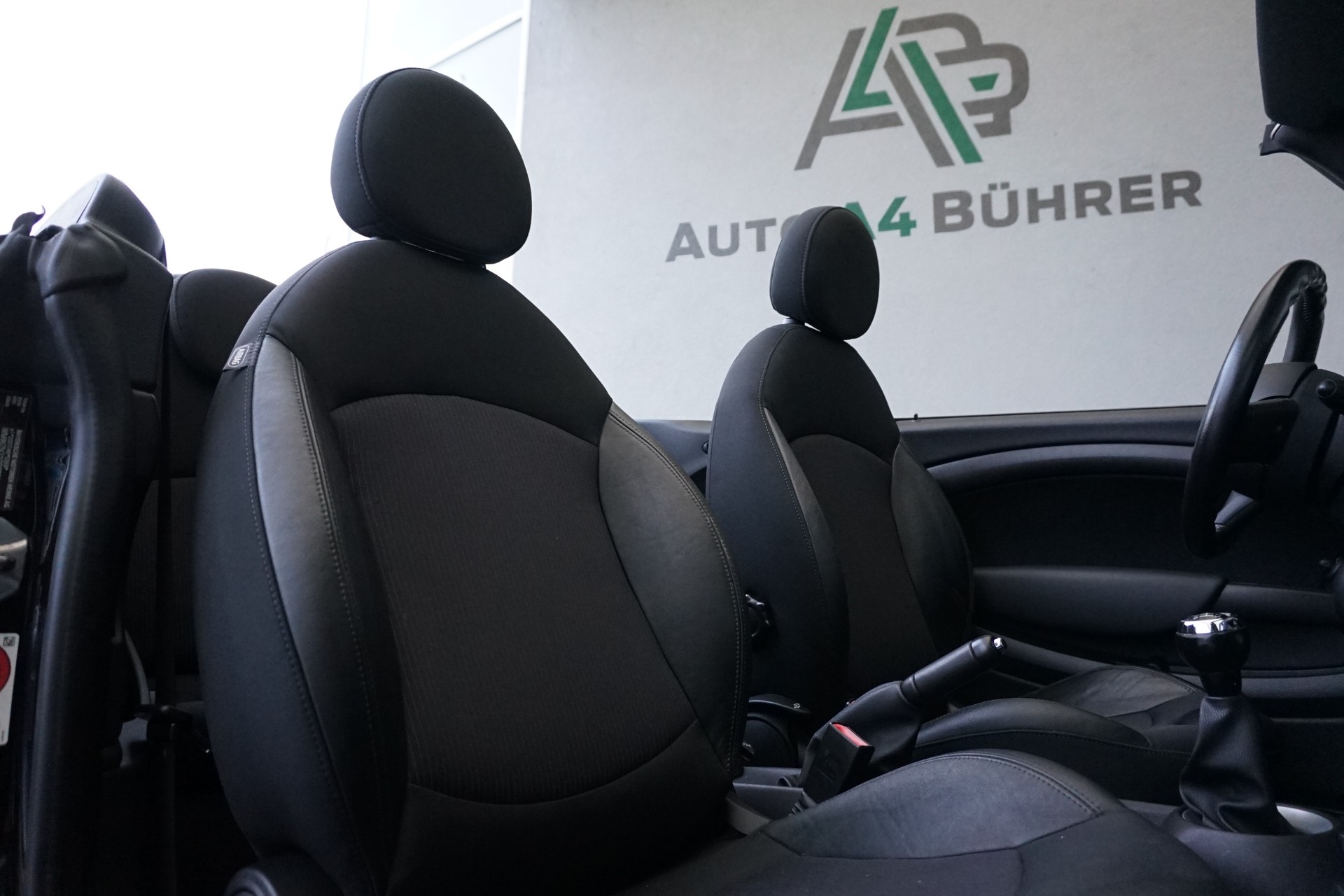 MINI Cooper 1,6i Cabriolet-image-19