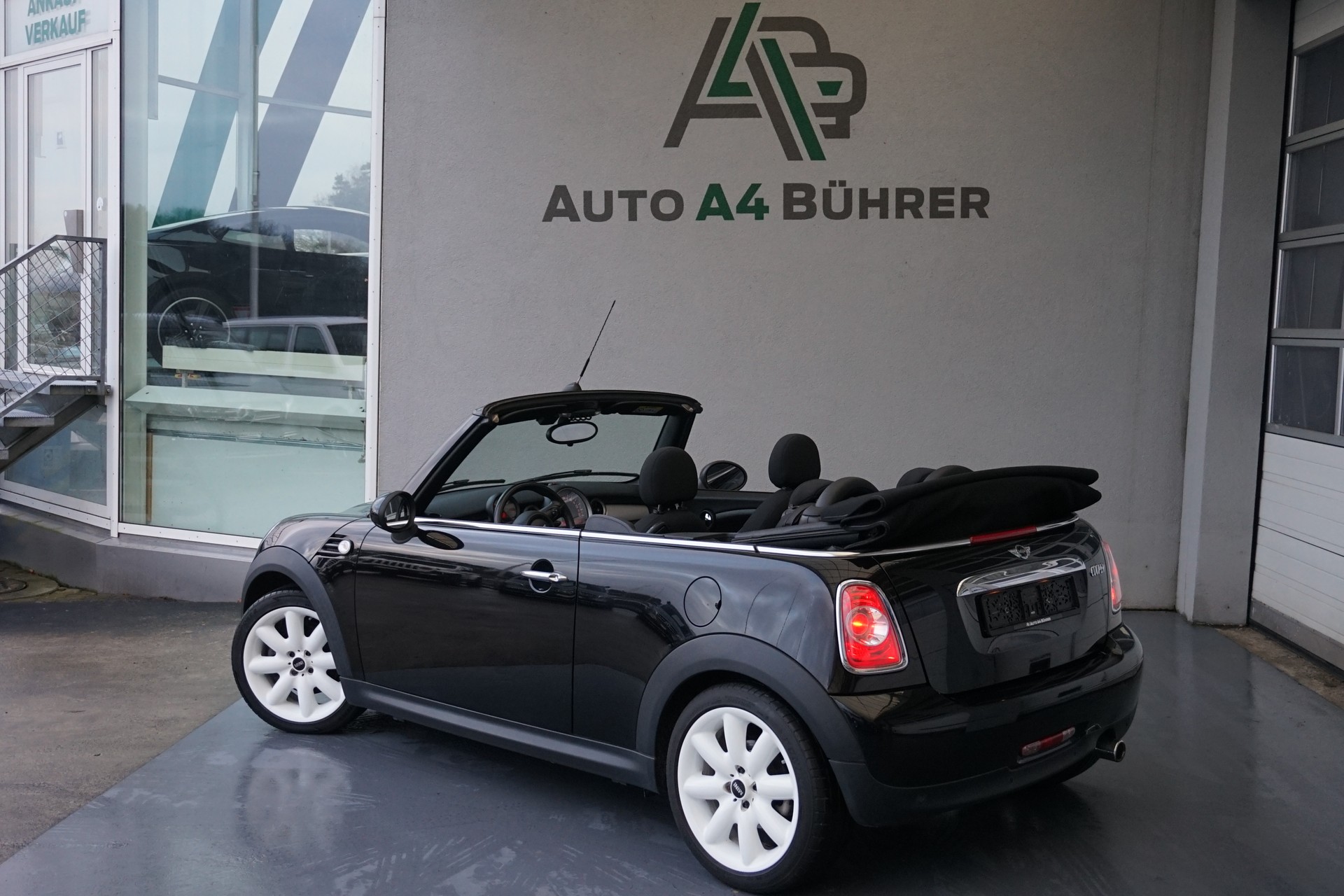 MINI Cooper 1,6i Cabriolet-image-11