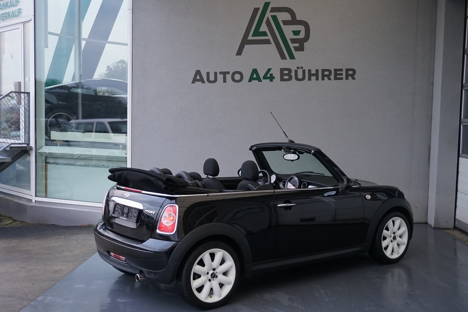MINI Cooper 1,6i Cabriolet-image-13