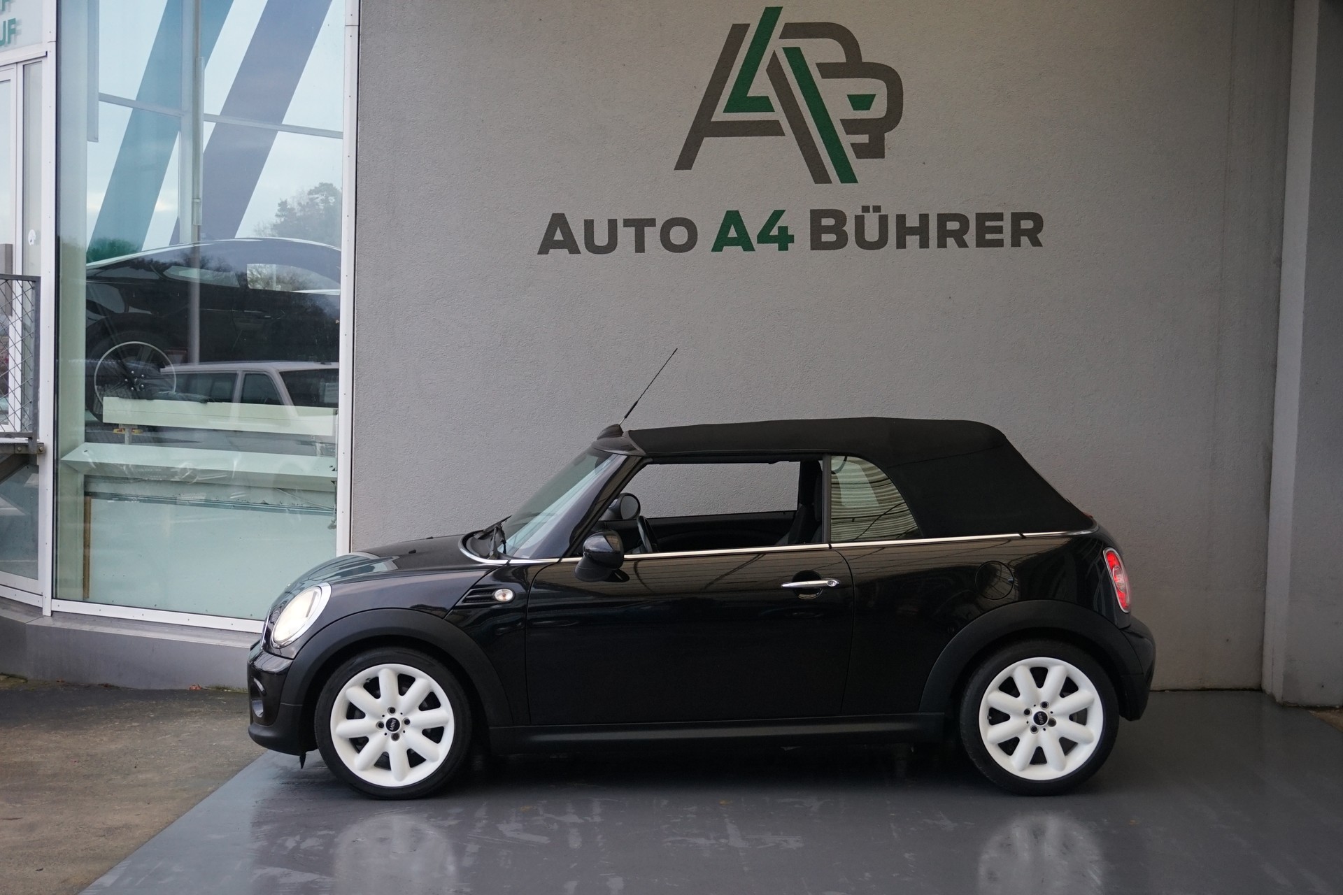MINI Cooper 1,6i Cabriolet-image-0