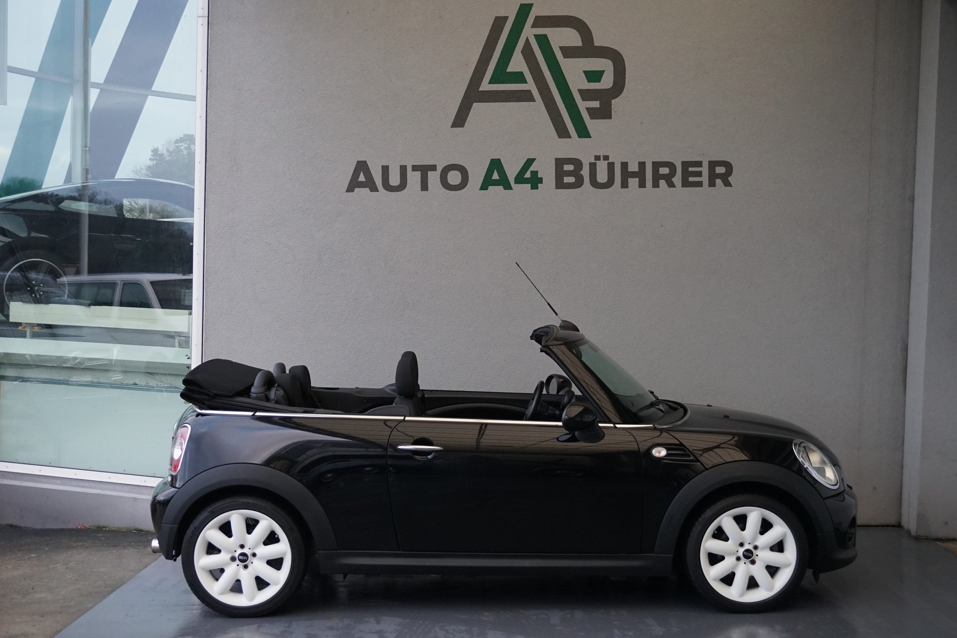 MINI Cooper 1,6i Cabriolet-image-9