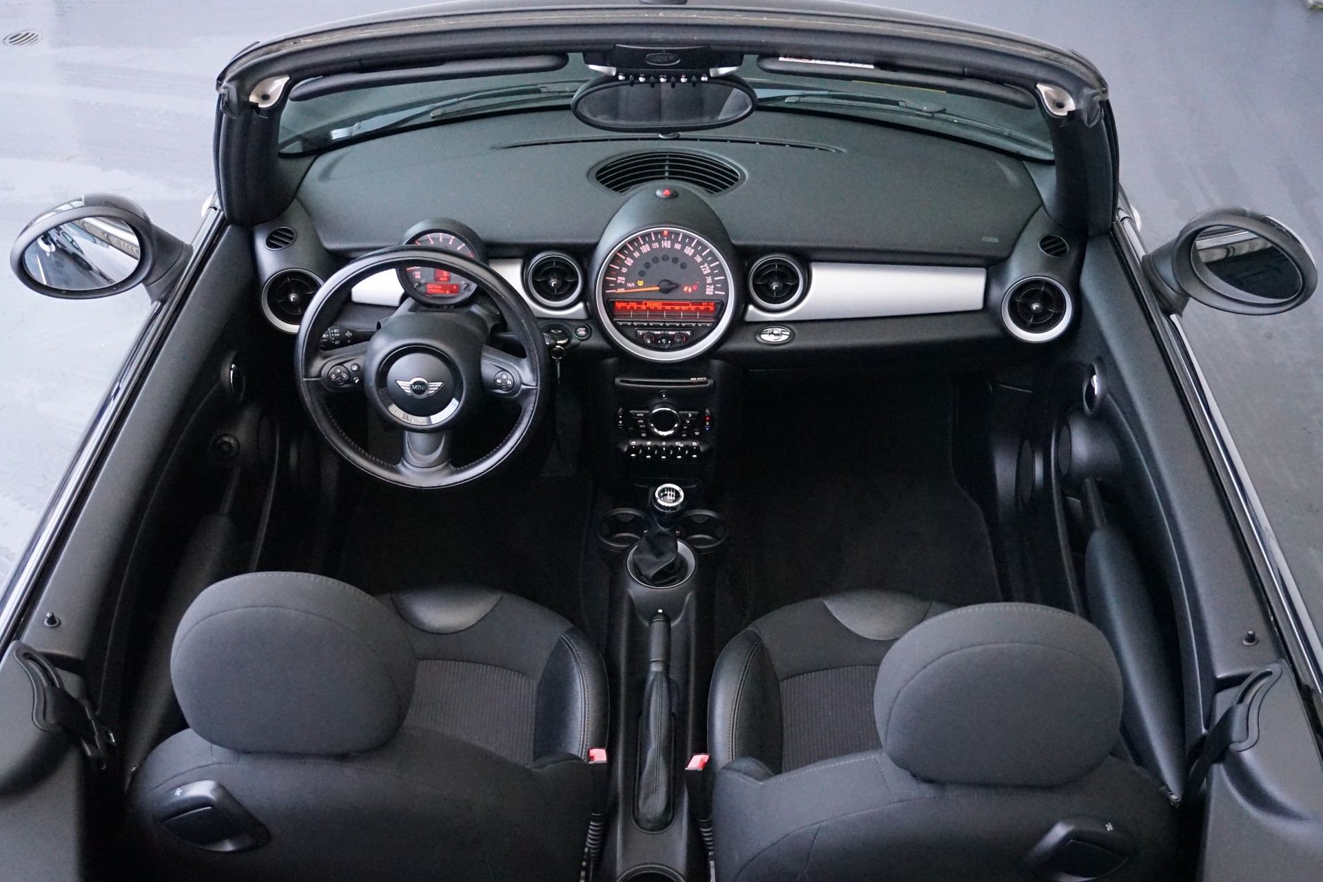 MINI Cooper 1,6i Cabriolet-image-18