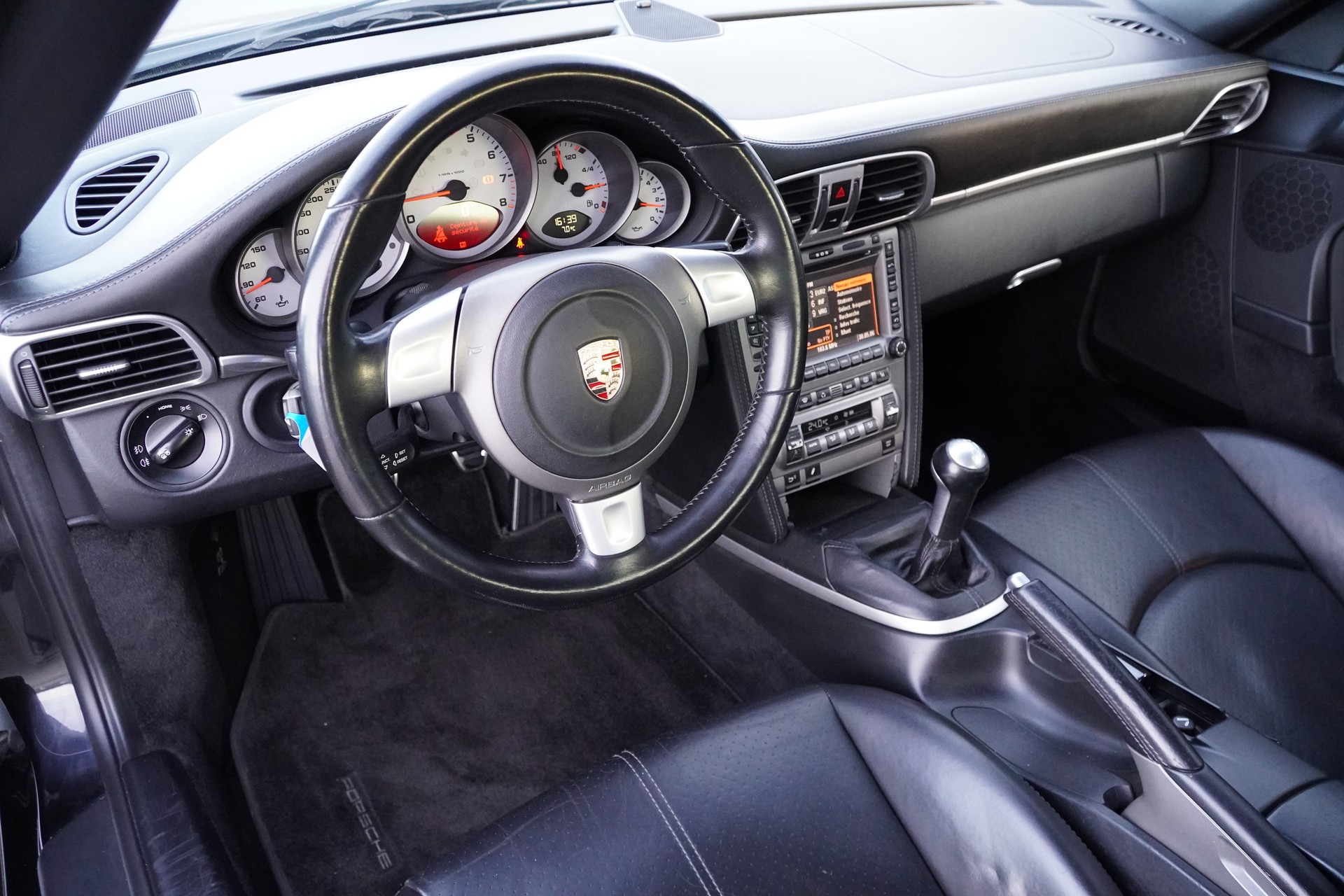 PORSCHE 911 Carrera 4S-image-15