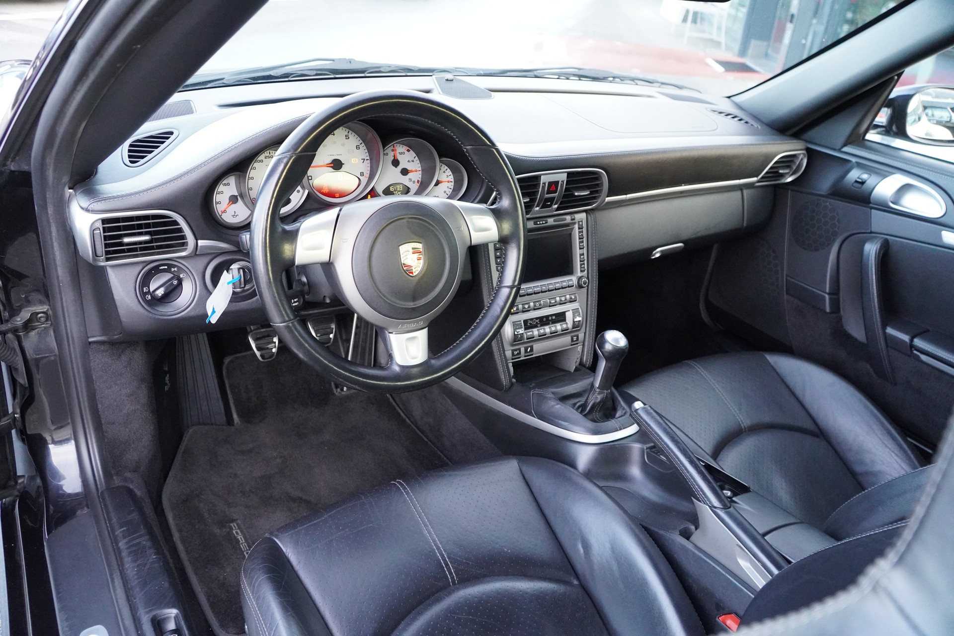 PORSCHE 911 Carrera 4S-image-16
